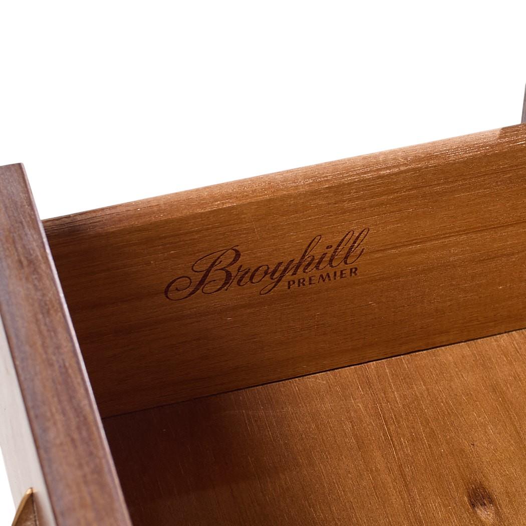 Broyhill Brasilia Mid Century Nussbaum und Messing Gentlemans Chest Highboy Dresser im Angebot 4