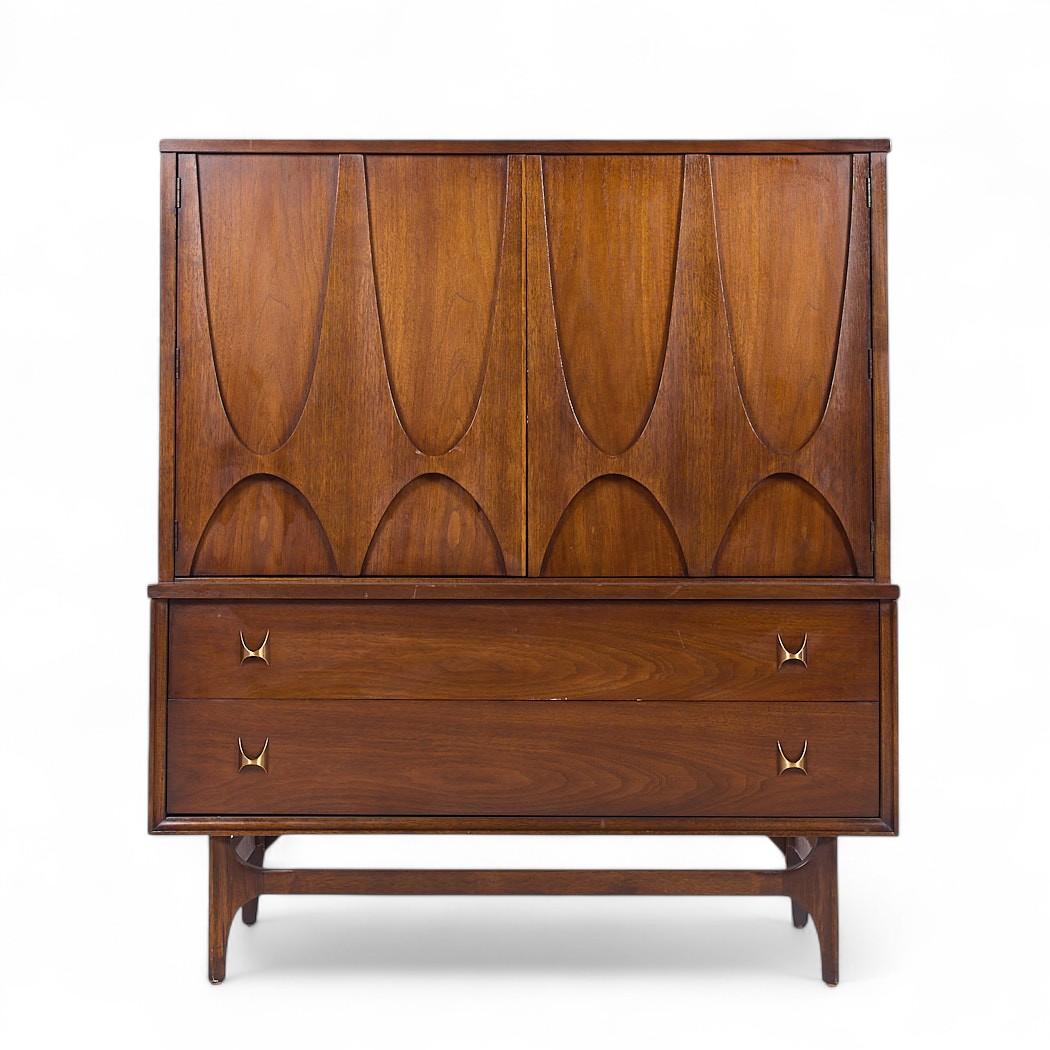 Broyhill Brasilia Mid Century Nussbaum und Messing Gentlemans Chest Highboy Dresser

Dieser Highboy misst: 44 breit x 19 tief x 50 Zoll hoch

Alle Möbelstücke sind in einem so genannten restaurierten Vintage-Zustand zu haben. Das bedeutet, dass das