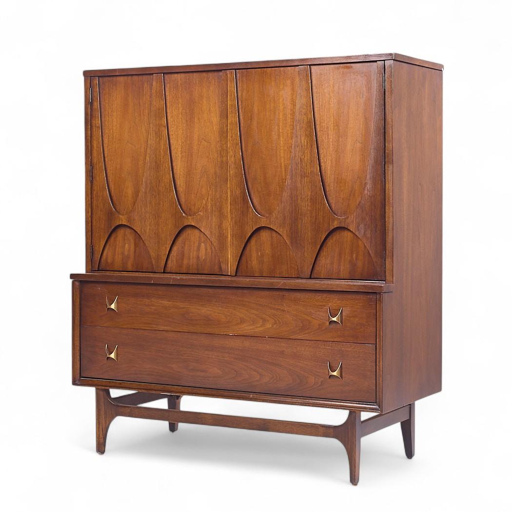 Broyhill Brasilia Mid Century Nussbaum und Messing Gentlemans Chest Highboy Dresser (Moderne der Mitte des Jahrhunderts) im Angebot