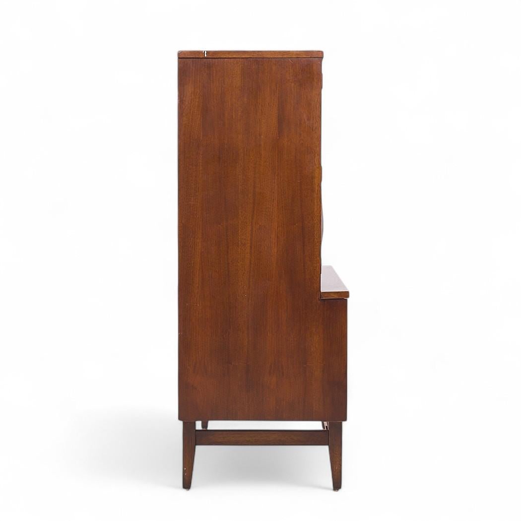 Broyhill Brasilia Mid Century Nussbaum und Messing Gentlemans Chest Highboy Dresser (amerikanisch) im Angebot
