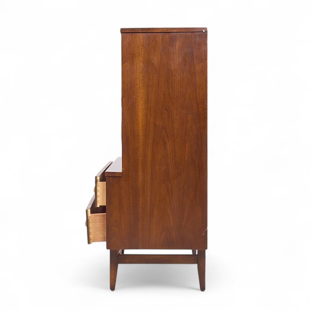 Broyhill Brasilia Mid Century Nussbaum und Messing Gentlemans Chest Highboy Dresser im Zustand „Gut“ im Angebot in Countryside, IL