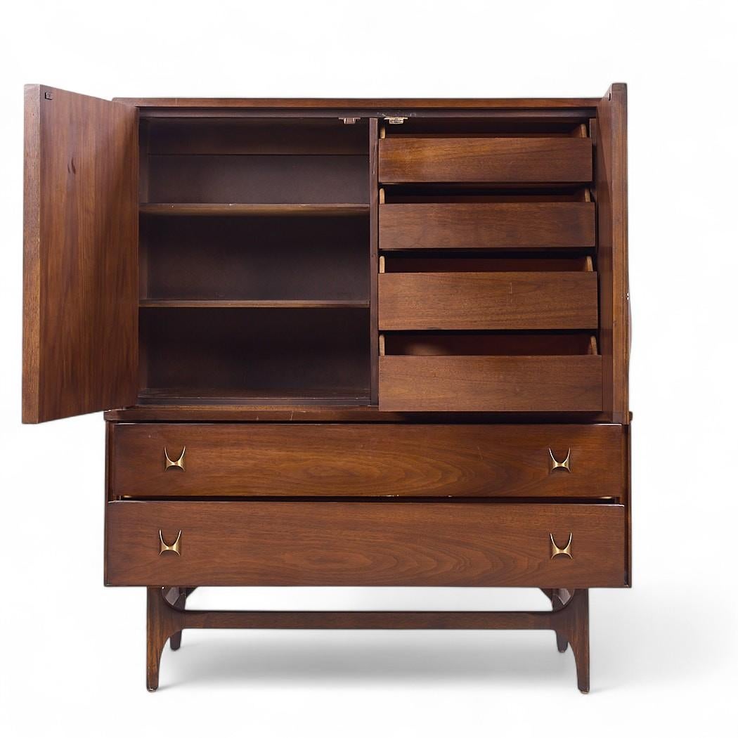 Broyhill Brasilia Mid Century Nussbaum und Messing Gentlemans Chest Highboy Dresser (20. Jahrhundert) im Angebot