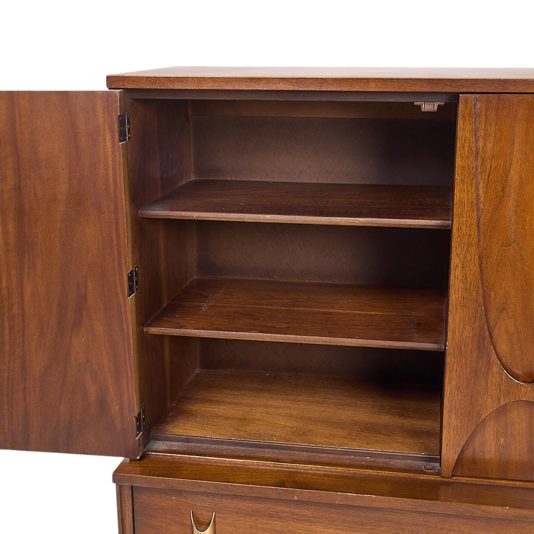 Broyhill Brasilia Mid Century Nussbaum und Messing Gentlemans Chest Highboy Dresser im Angebot 1