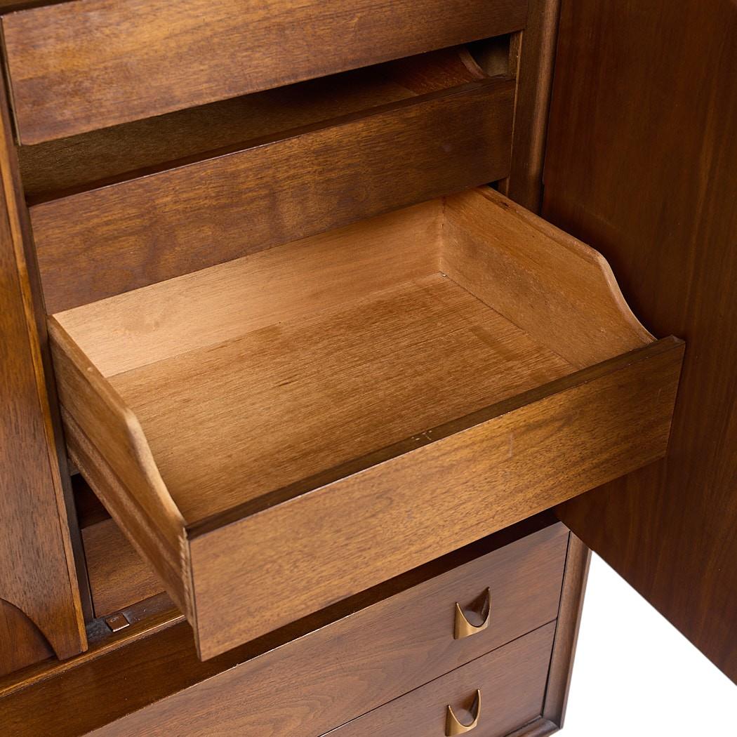 Broyhill Brasilia Mid Century Nussbaum und Messing Gentlemans Chest Highboy Dresser im Angebot 2