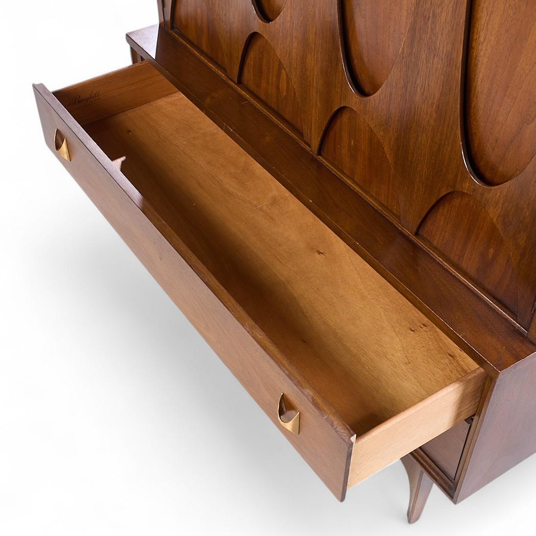 Broyhill Brasilia Mid Century Nussbaum und Messing Gentlemans Chest Highboy Dresser im Angebot 3