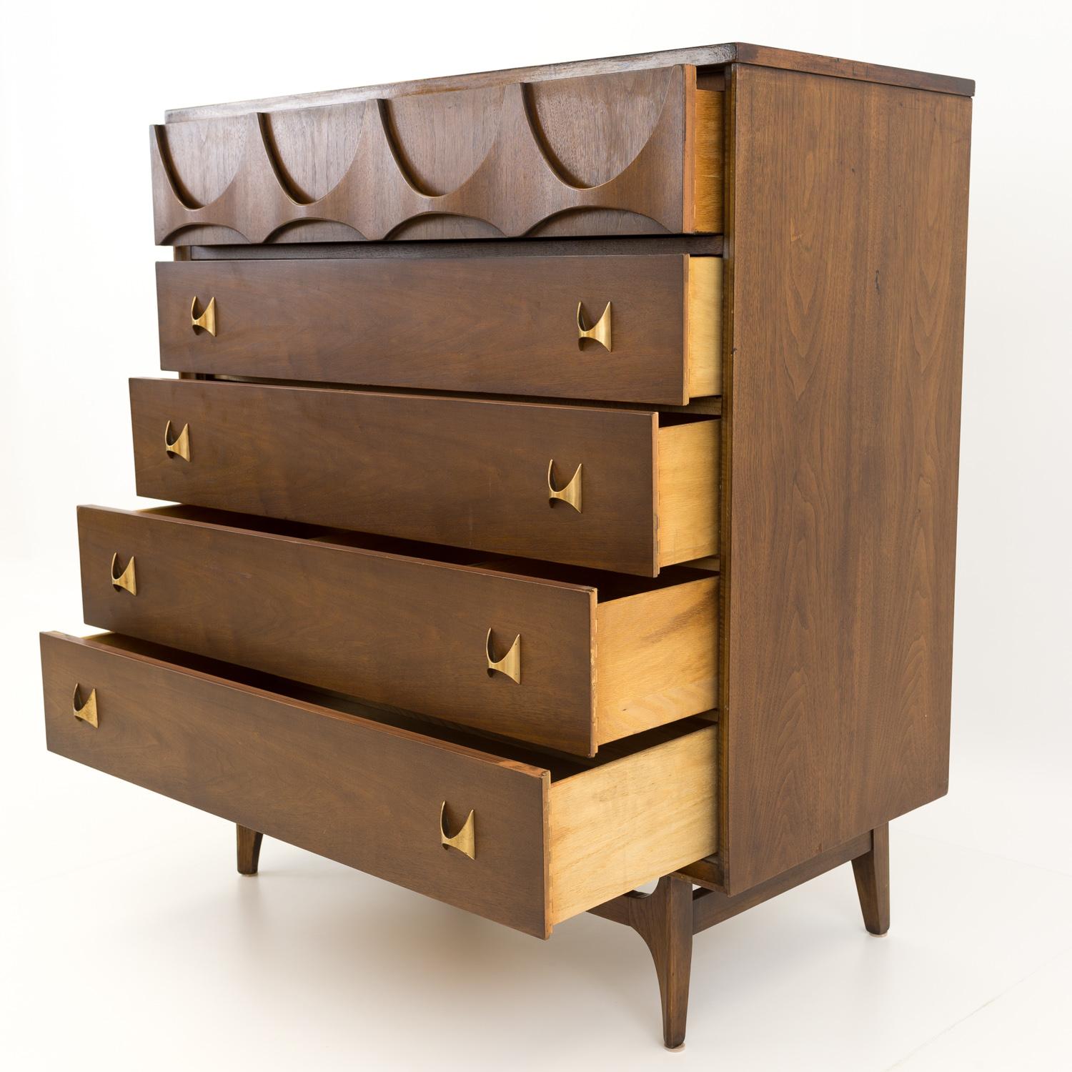 Broyhill Brasilia Mid Century Walnut and Brass 5 Drawer Highboy Dresser Chest In Good Condition In Countryside, IL