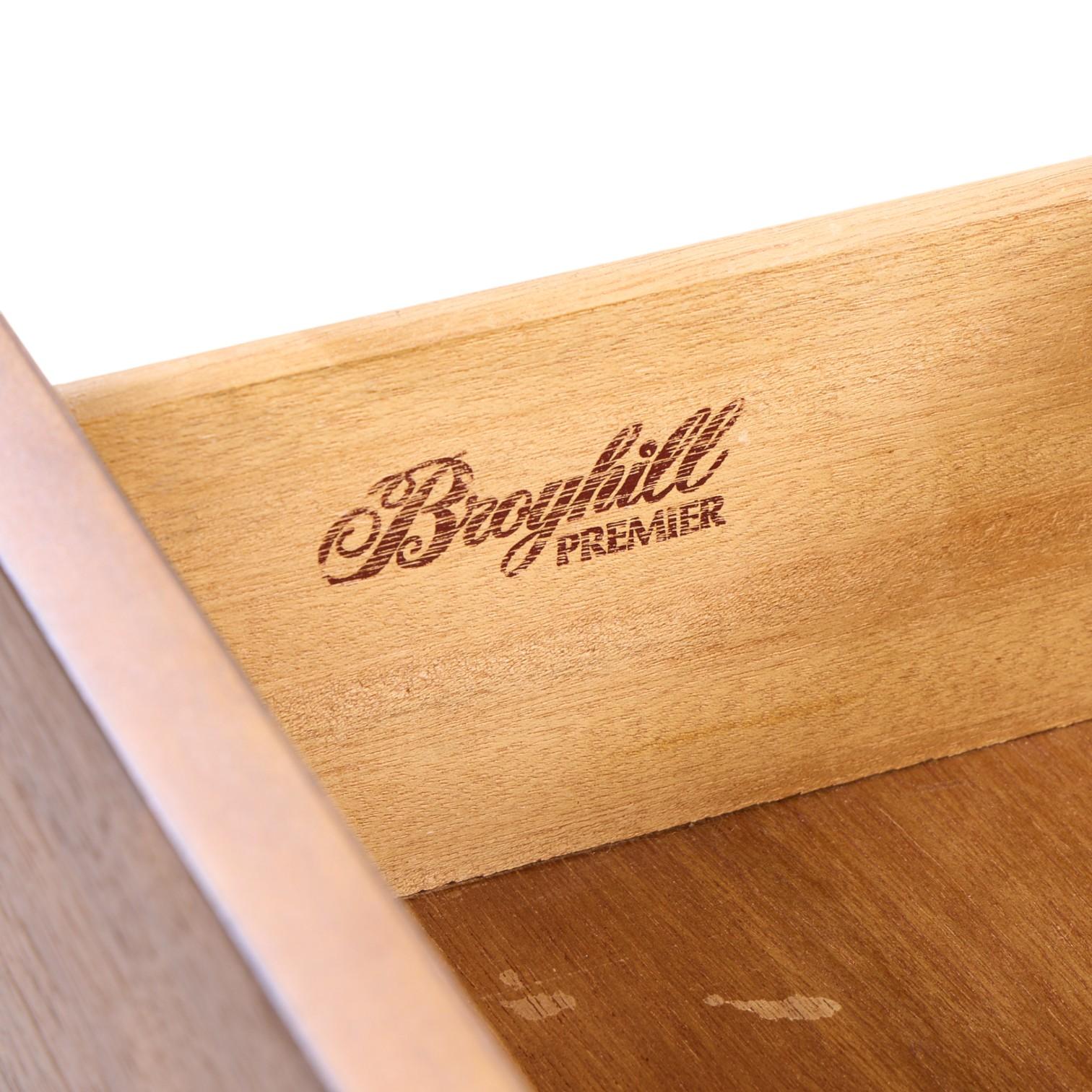 Broyhill Brasilia, il comò basso in noce e ottone del Medioevo in vendita 3