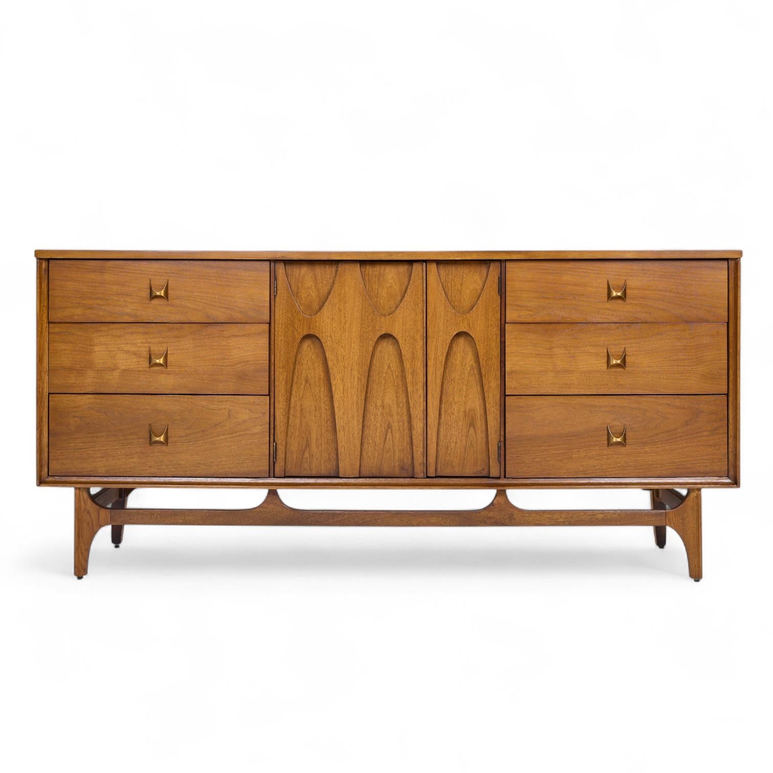 Broyhill Brasilia, il comò basso in noce e ottone del Medioevo

Questa credenza misura: 66 pollici di larghezza x 19 di profondità x 31,25 di altezza

Tutti i mobili possono essere acquistati in quello che noi chiamiamo stato vintage restaurato. Ciò
