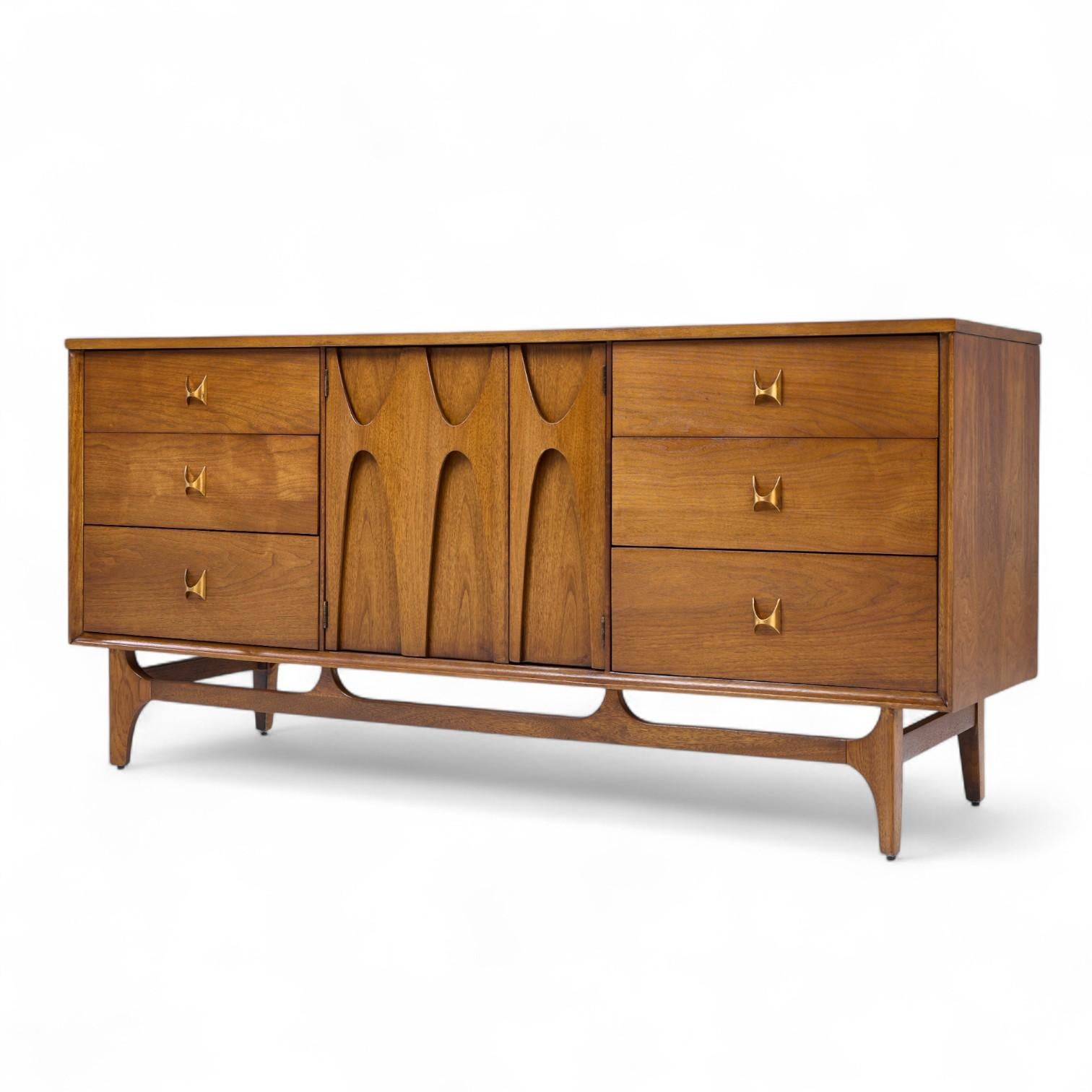 Mid-Century moderno Broyhill Brasilia, il comò basso in noce e ottone del Medioevo in vendita