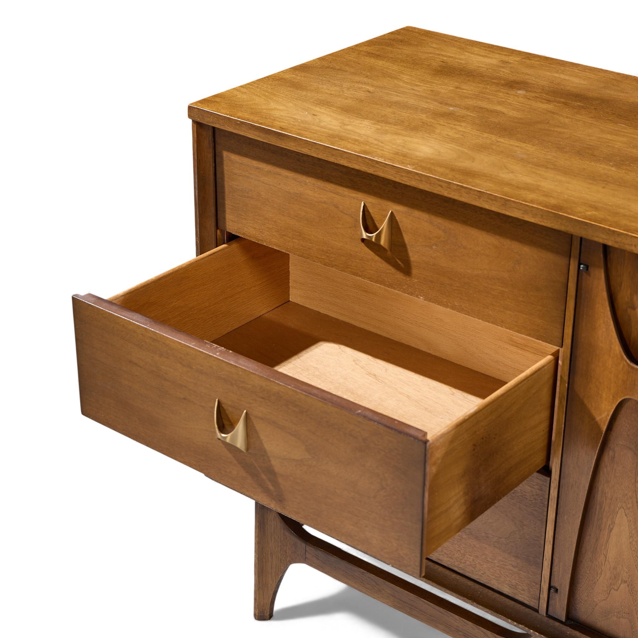 Ottone Broyhill Brasilia, il comò basso in noce e ottone del Medioevo in vendita