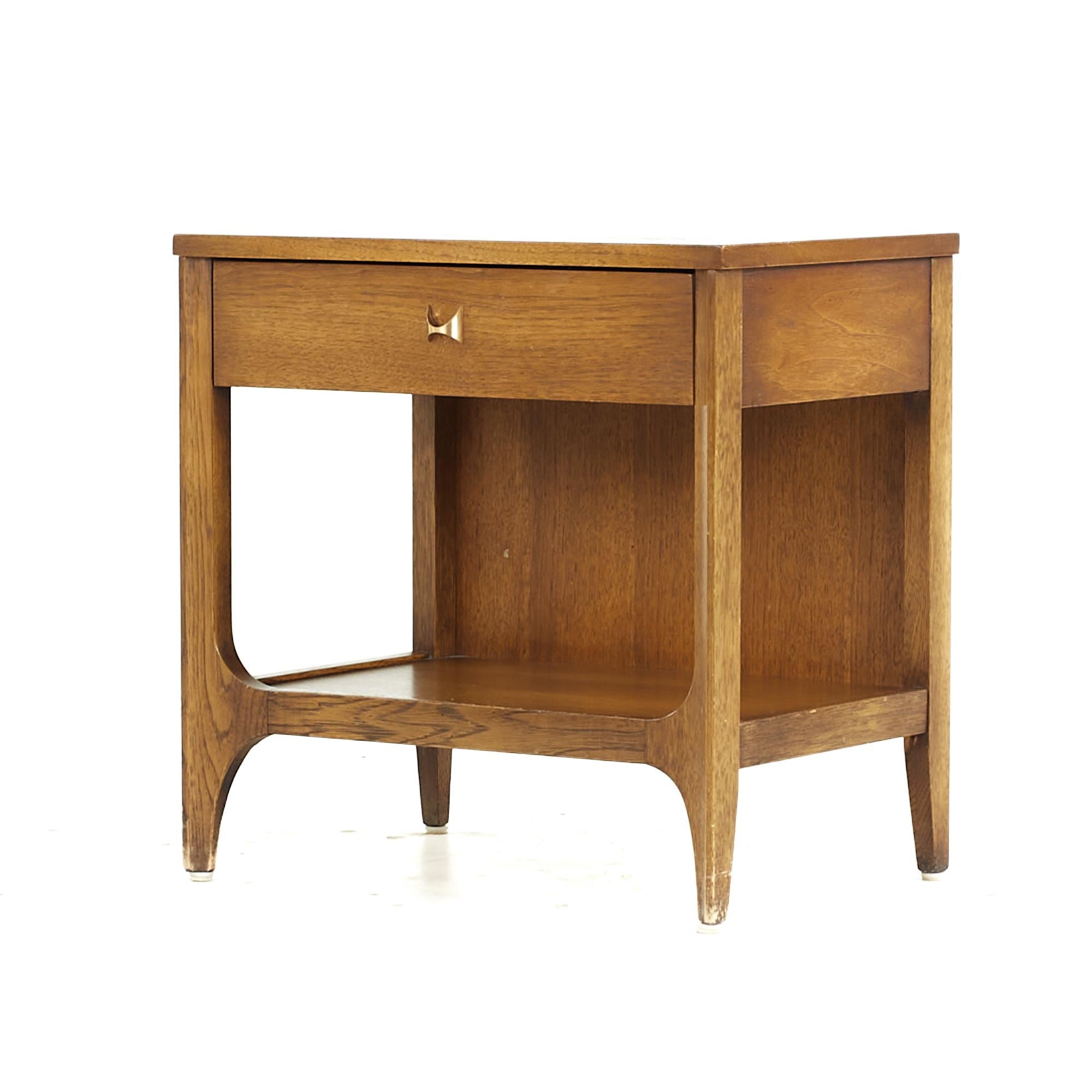 Mesilla de noche Broyhill Brasilia Mid Century Nogal y latón Moderno de mediados de siglo en venta