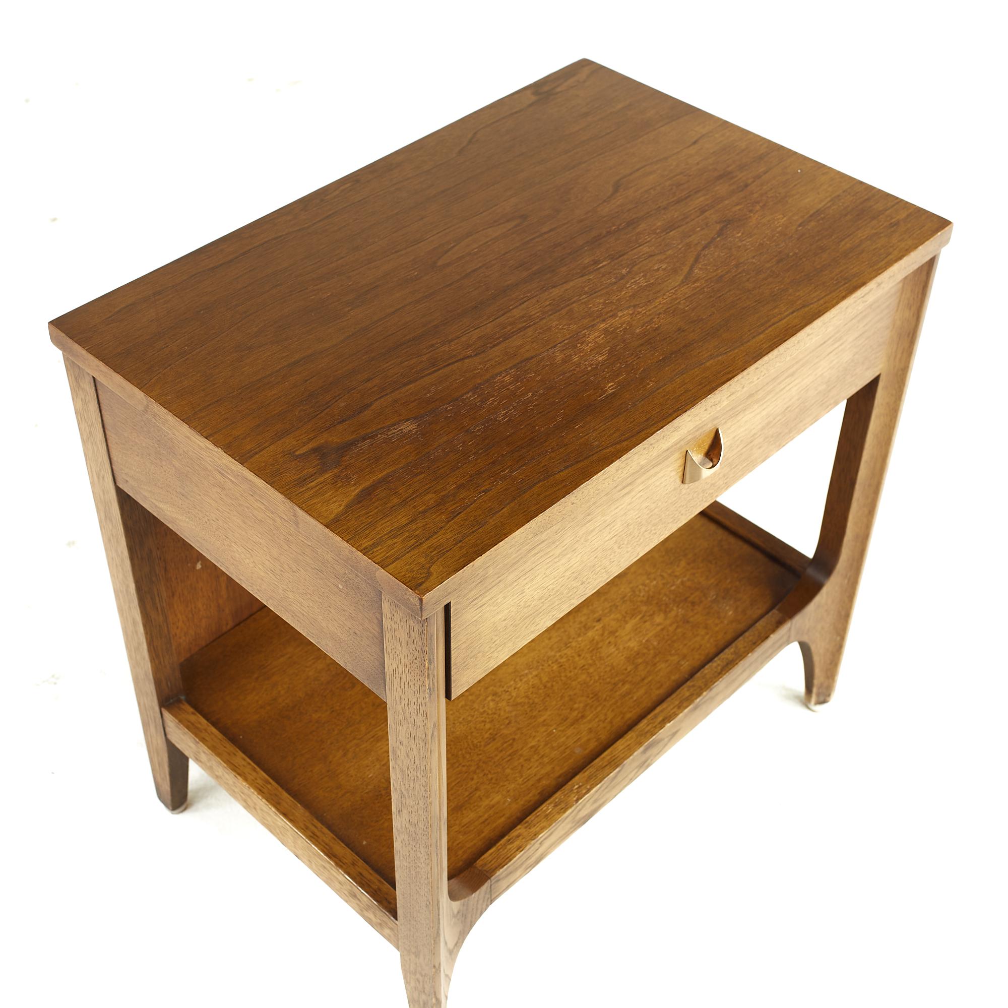 Broyhill Brasilia Mid Century Walnut and Brass Nightstand In Good Condition For Sale In Countryside, IL