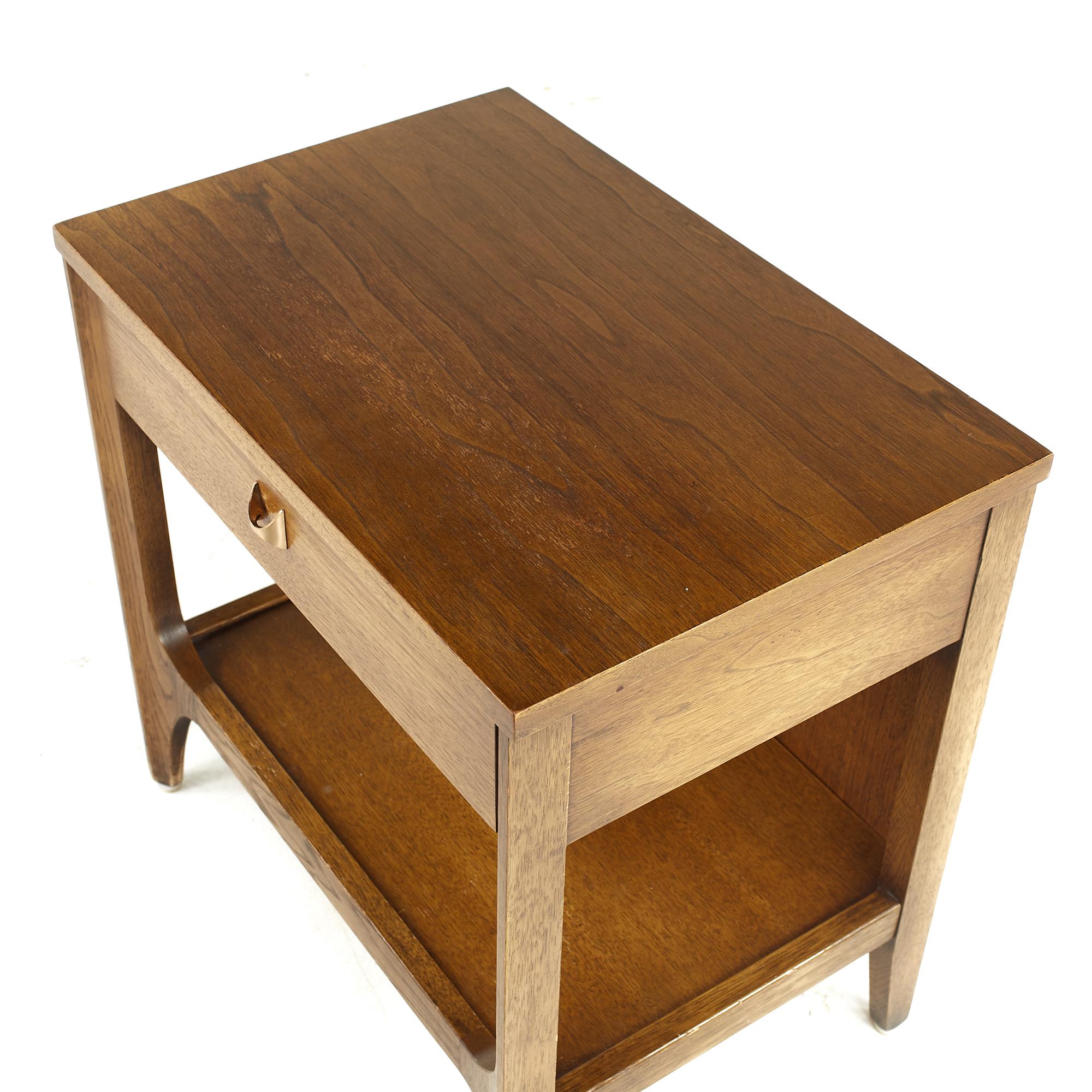 Broyhill Brasilia Mid Century Walnut and Brass Nightstand In Good Condition For Sale In Countryside, IL