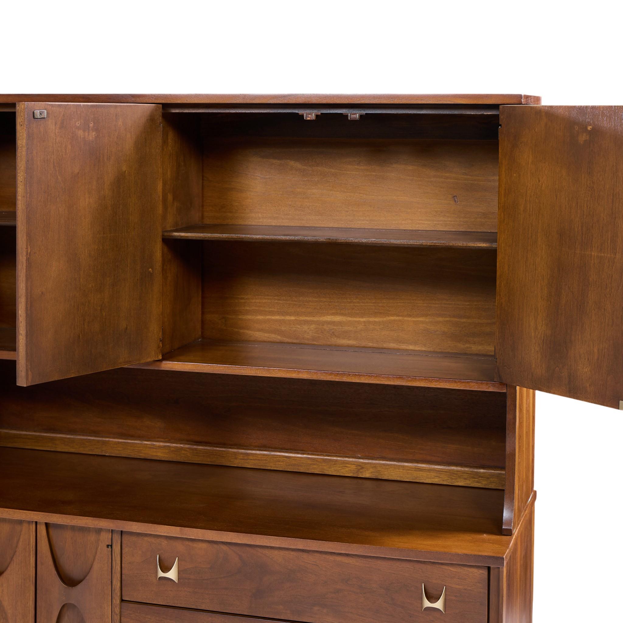 Broyhill Brasilia, credenza e credenza offset in noce e ottone del Medioevo in vendita 3