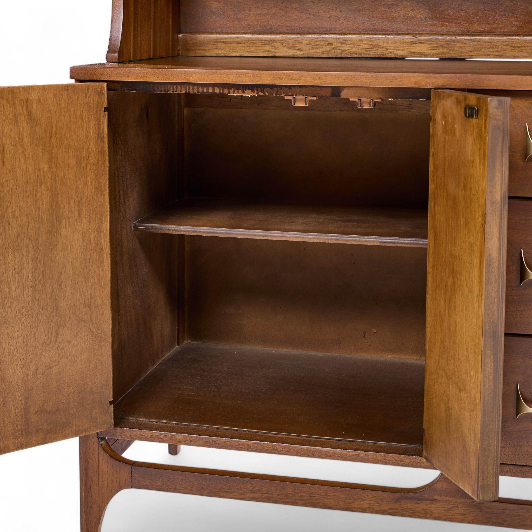Broyhill Brasilia, credenza e credenza offset in noce e ottone del Medioevo in vendita 4