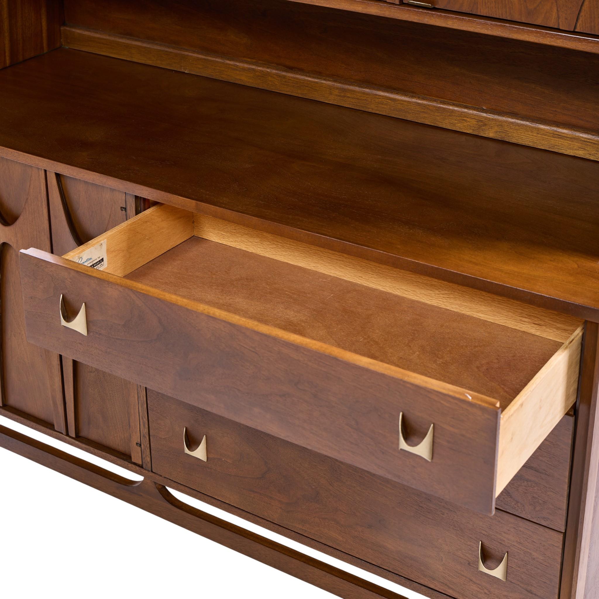 Broyhill Brasilia, credenza e credenza offset in noce e ottone del Medioevo in vendita 5