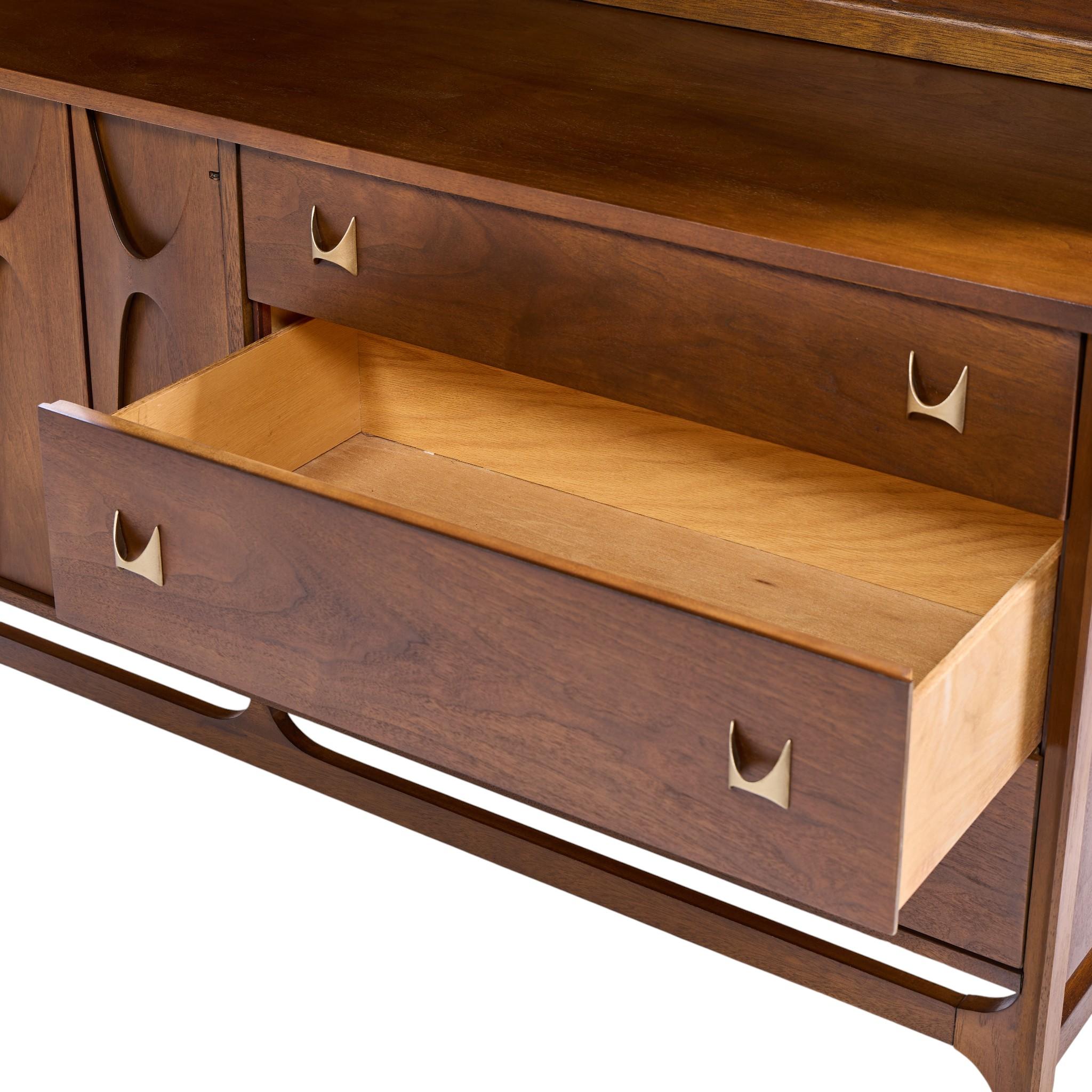 Broyhill Brasilia, credenza e credenza offset in noce e ottone del Medioevo in vendita 6