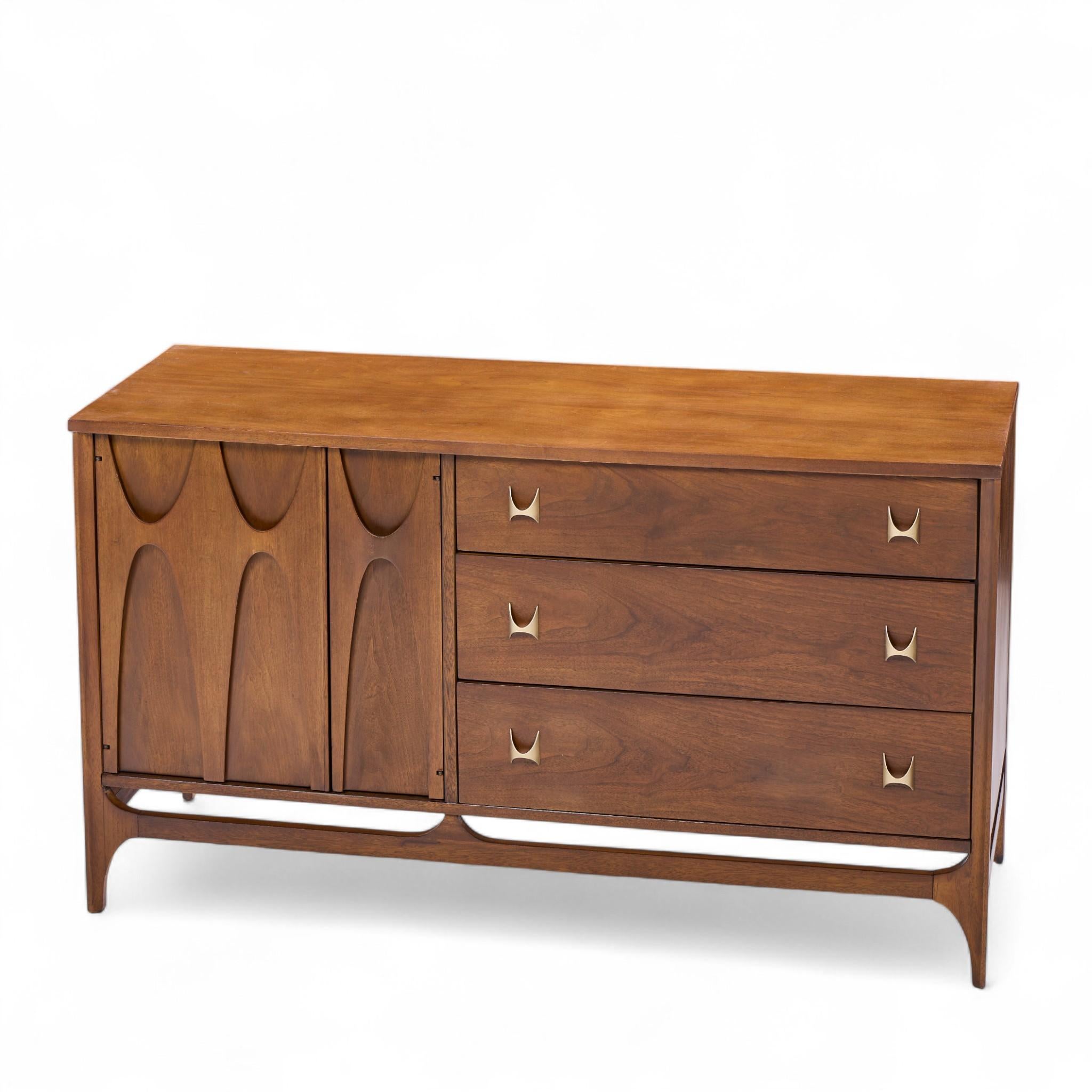 Broyhill Brasilia, credenza e credenza offset in noce e ottone del Medioevo in vendita 7