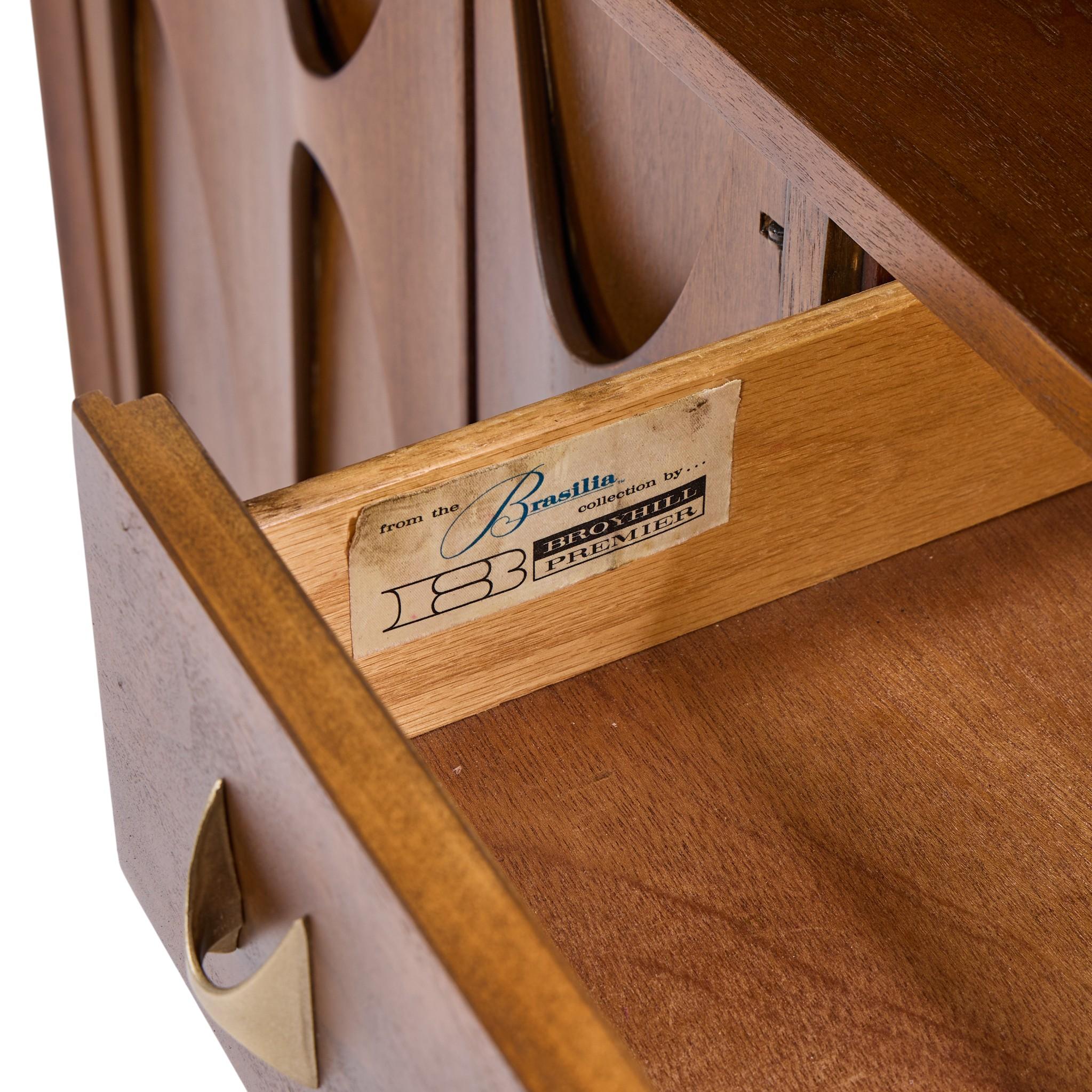 Broyhill Brasilia, credenza e credenza offset in noce e ottone del Medioevo in vendita 8