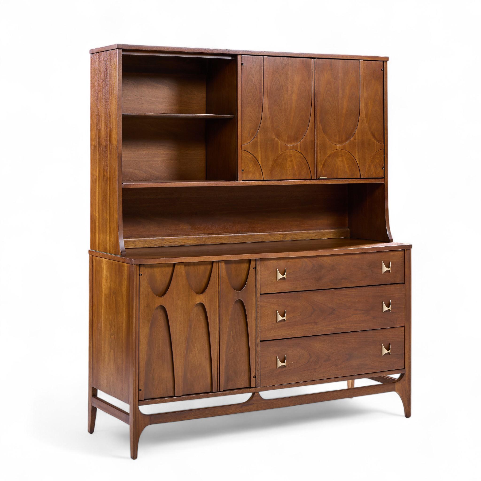 Broyhill Brasilia, credenza e credenza offset in noce e ottone del Medioevo

La credenza misura: 54 larghezza x 19 profondità x 31 pollici di altezza
Il mobile misura: 54 di larghezza x 12 di profondità x 34 di altezza
L'altezza combinata della