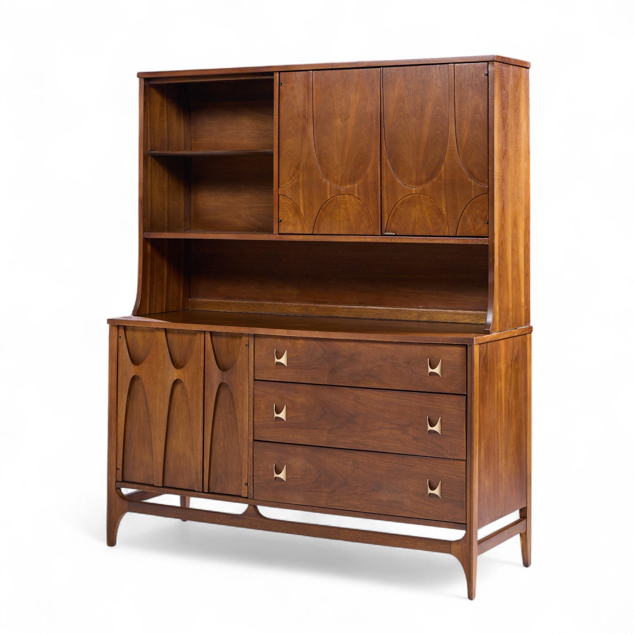 Mid-Century moderno Broyhill Brasilia, credenza e credenza offset in noce e ottone del Medioevo in vendita