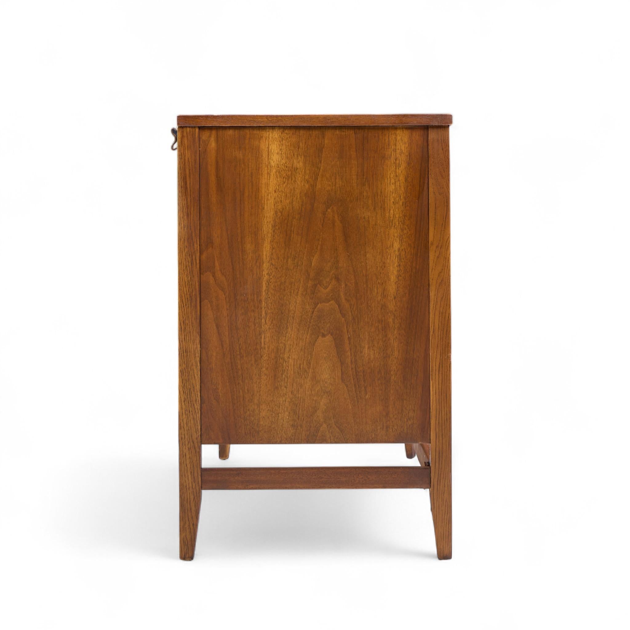Americano Broyhill Brasilia, credenza e credenza offset in noce e ottone del Medioevo in vendita