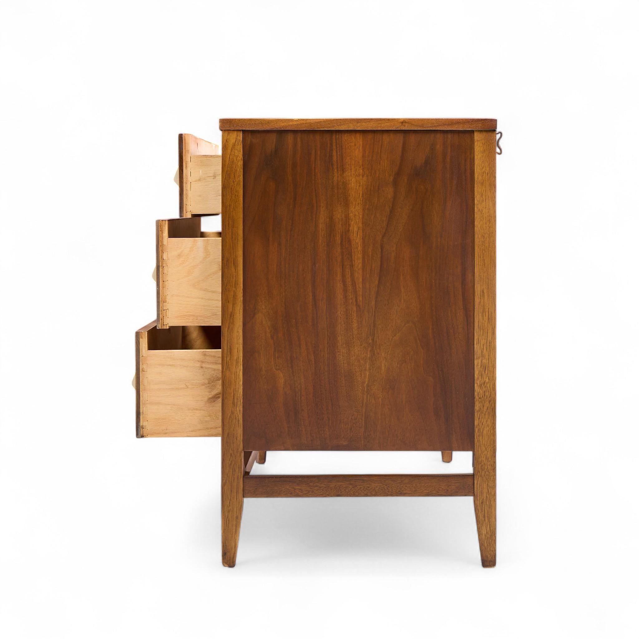Broyhill Brasilia, credenza e credenza offset in noce e ottone del Medioevo In condizioni buone in vendita a Franklin Park, IL