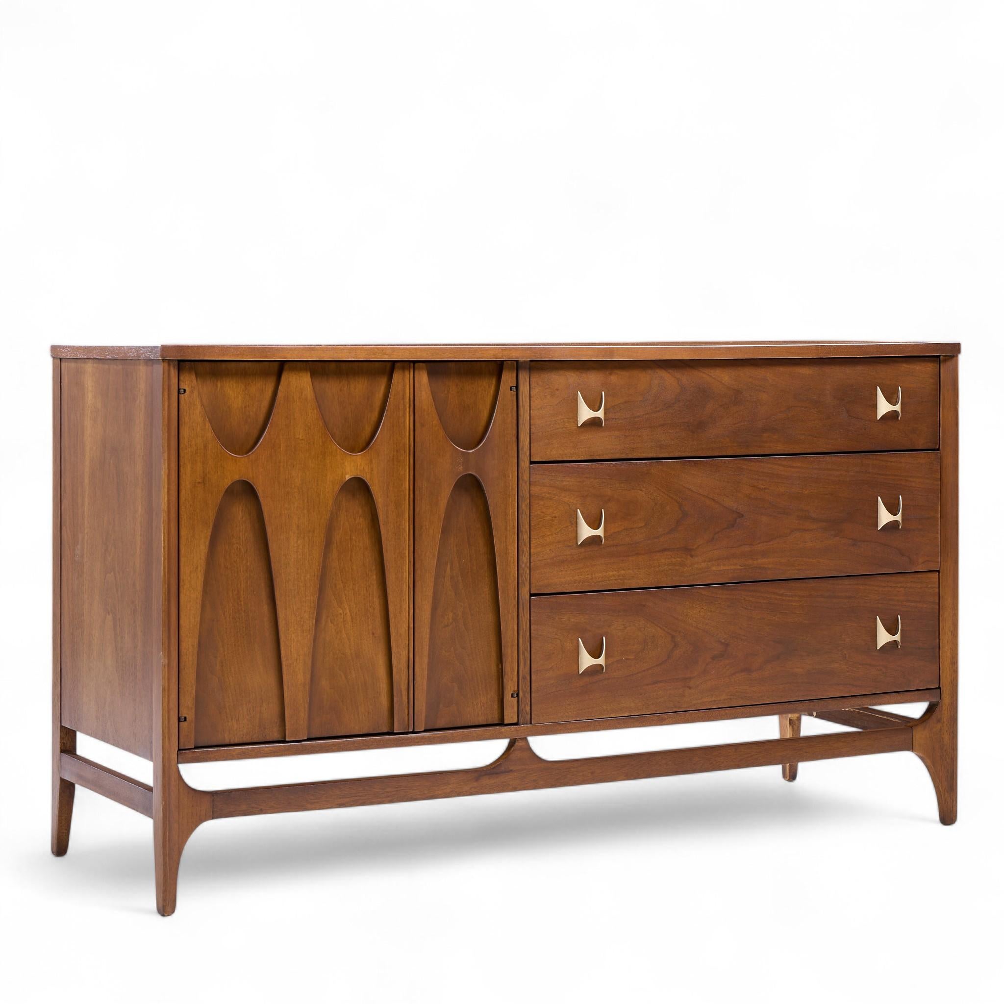 XX secolo Broyhill Brasilia, credenza e credenza offset in noce e ottone del Medioevo in vendita