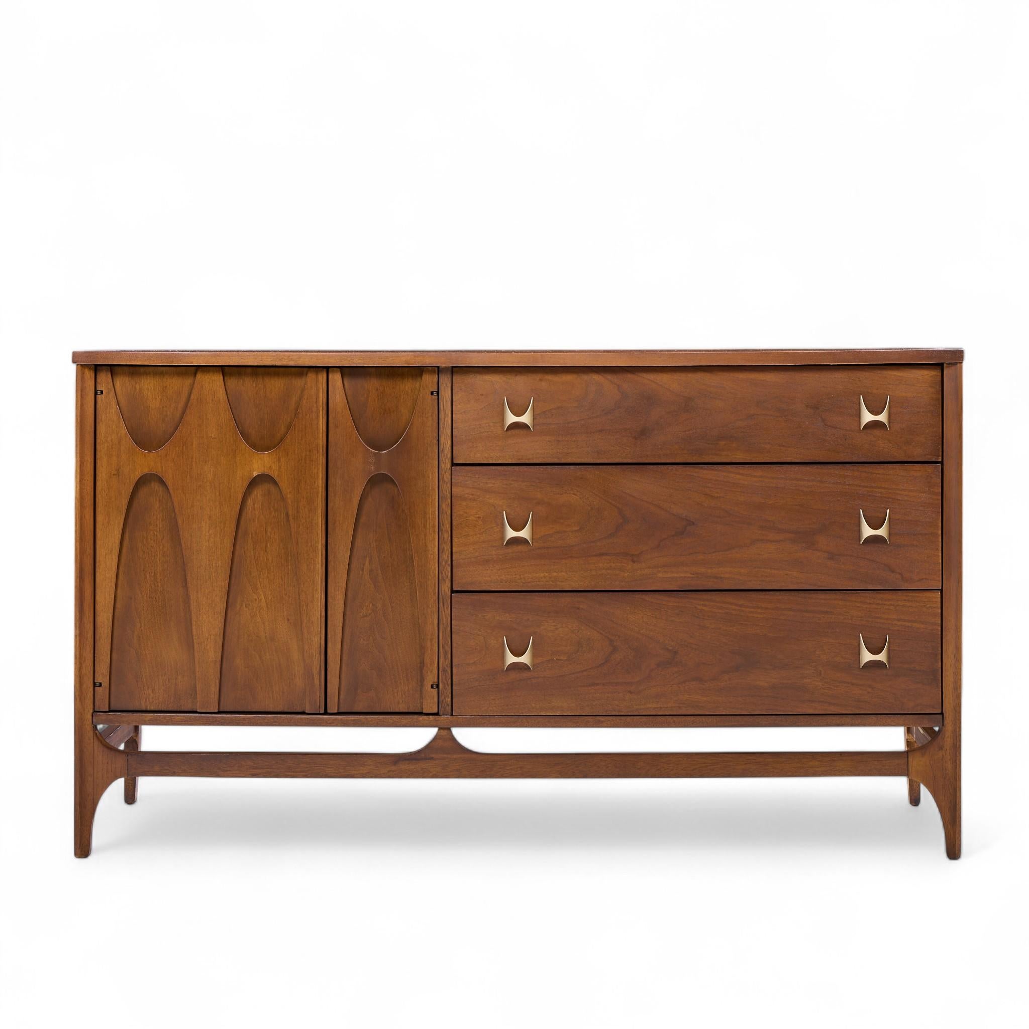 Ottone Broyhill Brasilia, credenza e credenza offset in noce e ottone del Medioevo in vendita