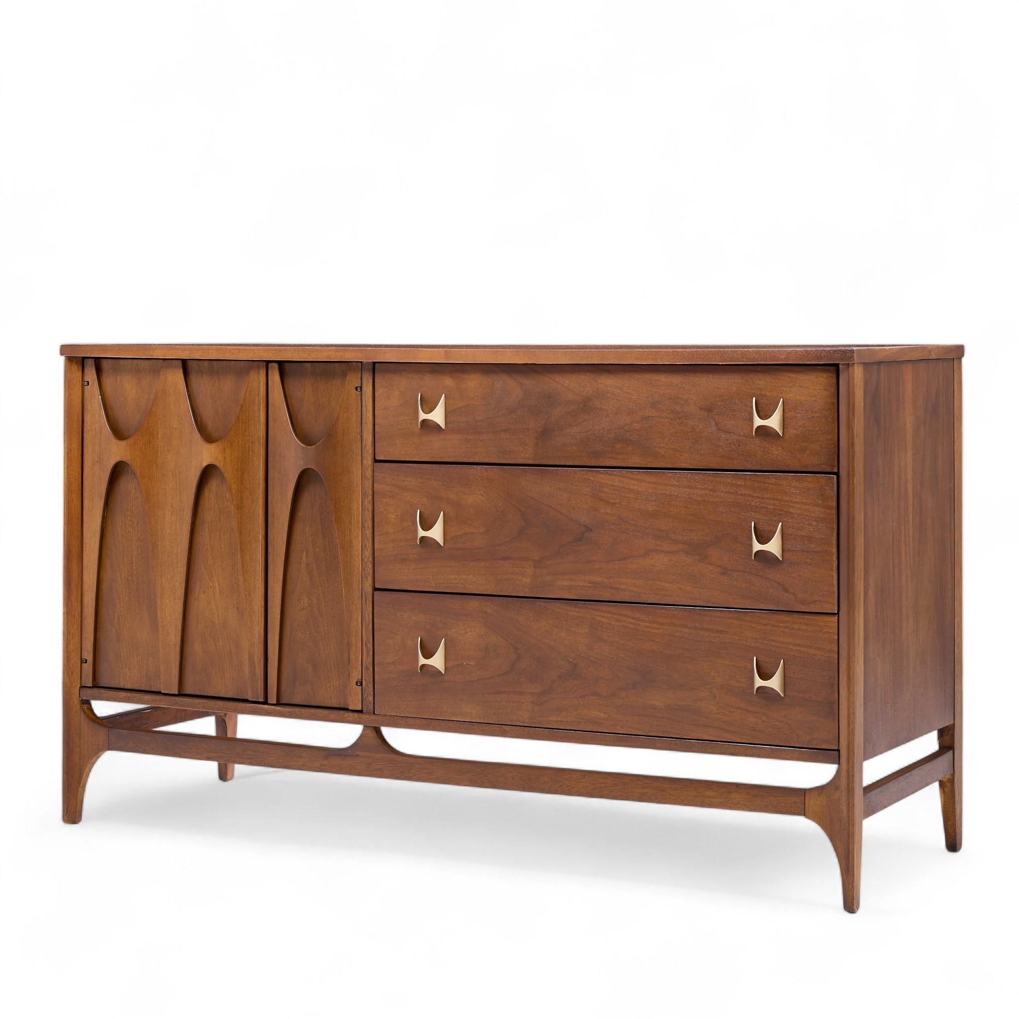 Broyhill Brasilia, credenza e credenza offset in noce e ottone del Medioevo in vendita 1