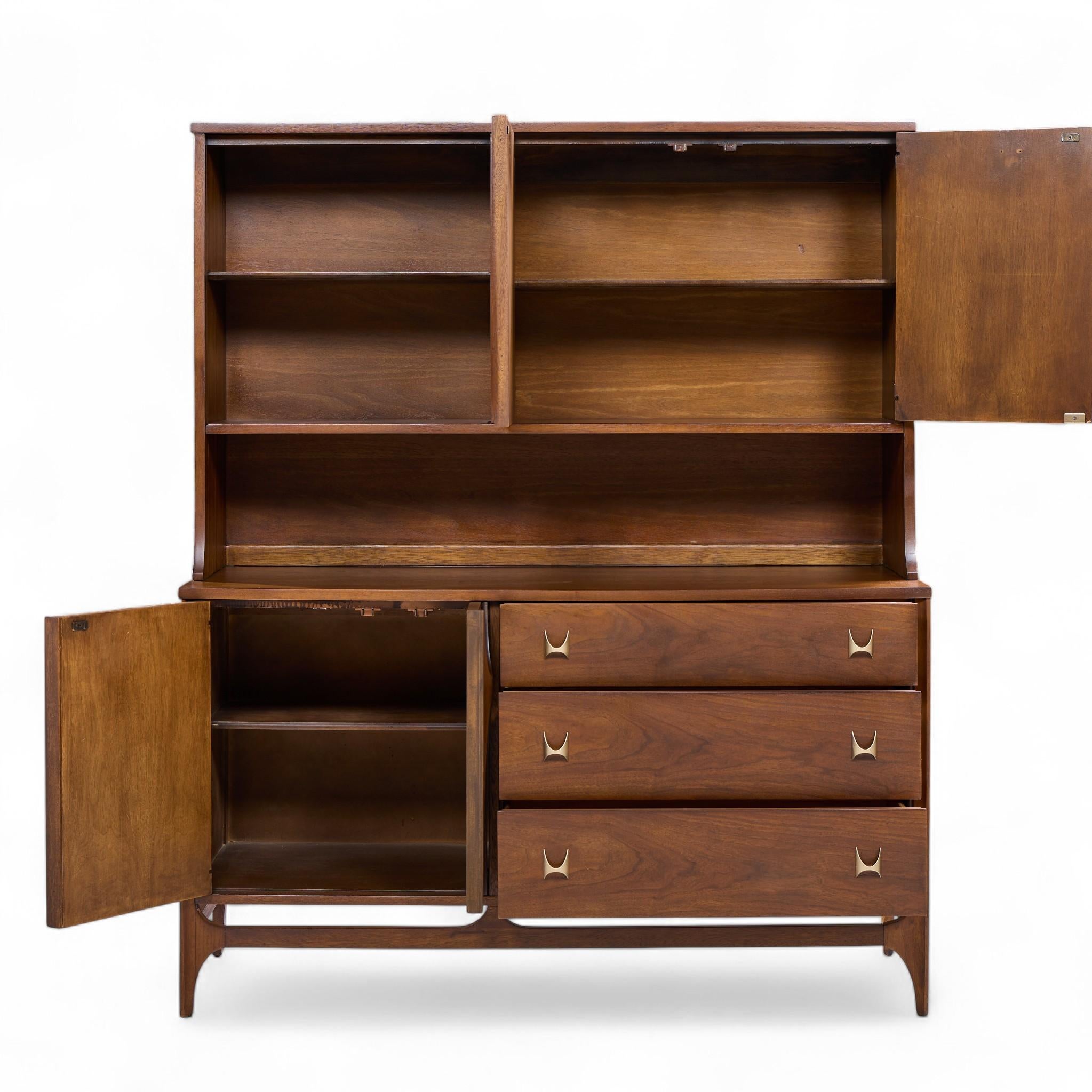 Broyhill Brasilia, credenza e credenza offset in noce e ottone del Medioevo in vendita 2