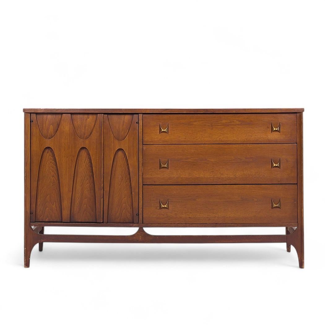 Credenza Broyhill Brasilia Mid Century Nogal y Latón Offset

Este aparador mide 54 de ancho x 19 de fondo x 31 pulgadas de alto

Todos los muebles pueden adquirirse en lo que denominamos estado vintage restaurado. Esto significa que la pieza se