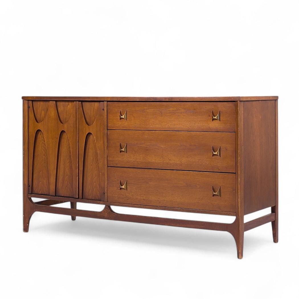 Credenza Broyhill Brasilia Mid Century Nogal y Latón Offset Moderno de mediados de siglo en venta