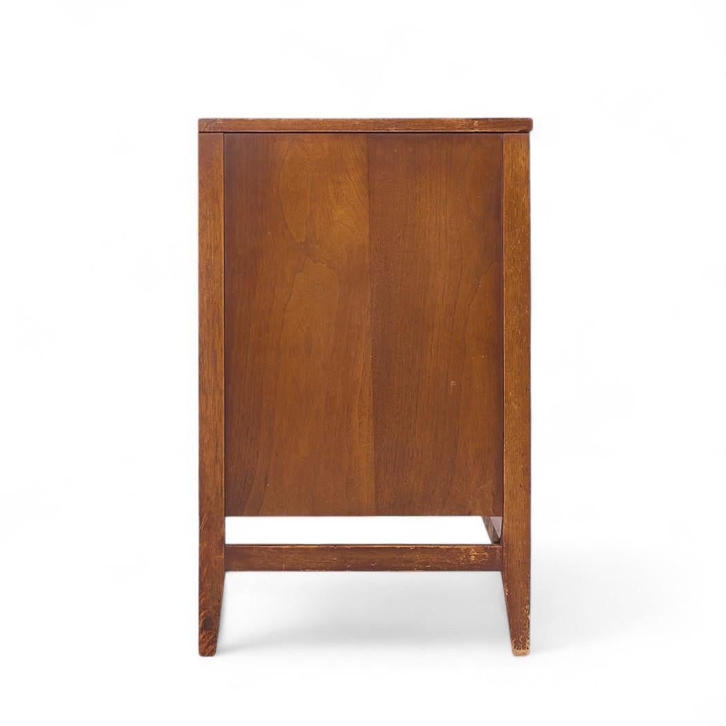 Credenza Broyhill Brasilia Mid Century Nogal y Latón Offset Estadounidense en venta