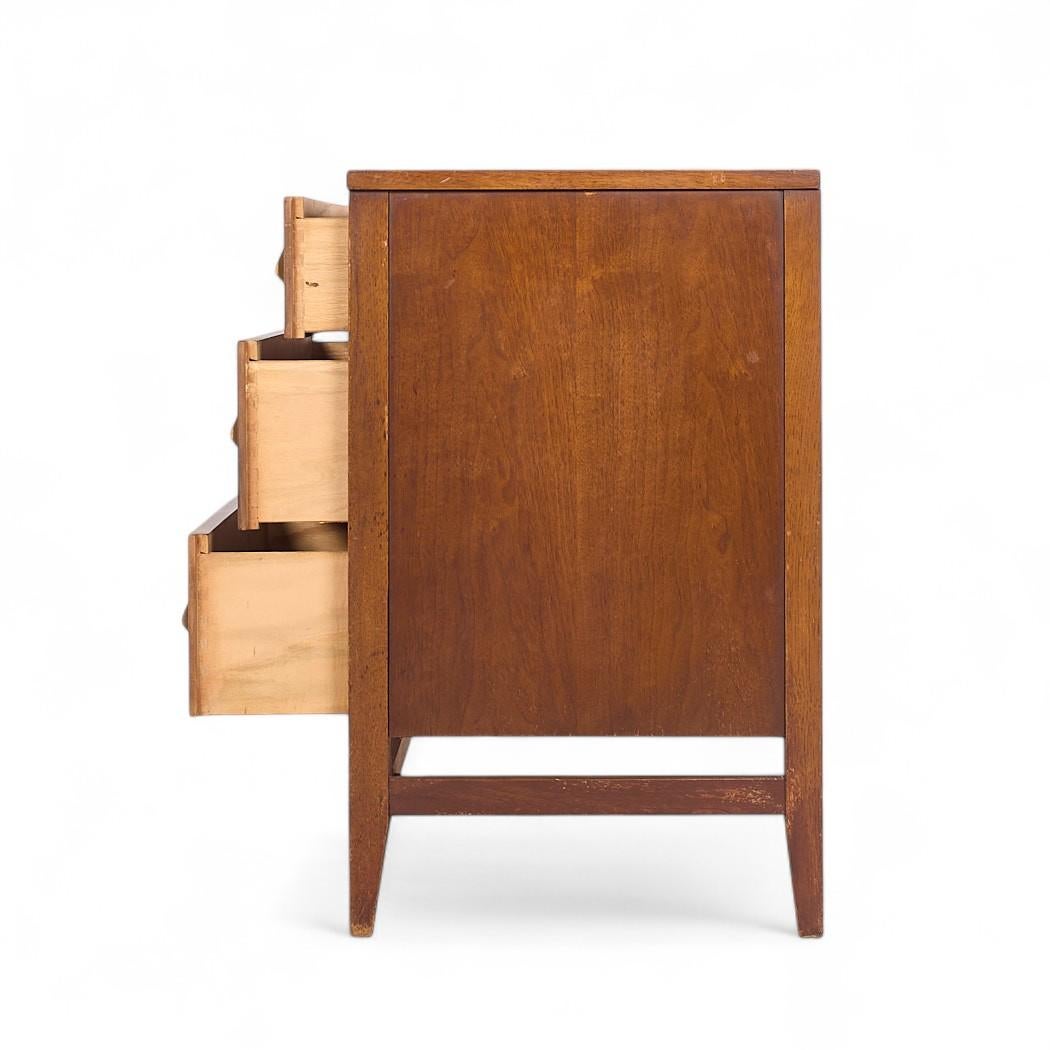 Credenza Broyhill Brasilia Mid Century Nogal y Latón Offset en Bueno estado para la venta en Countryside, IL
