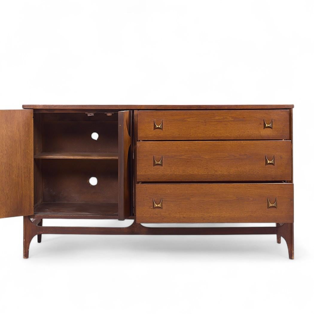Credenza Broyhill Brasilia Mid Century Nogal y Latón Offset siglo XX en venta