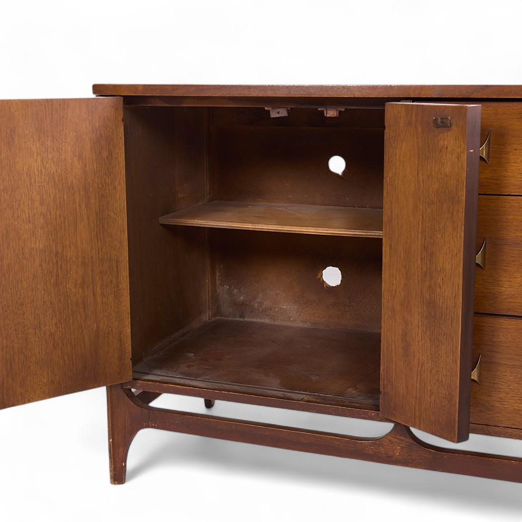 Credenza Broyhill Brasilia Mid Century Nogal y Latón Offset en venta 1