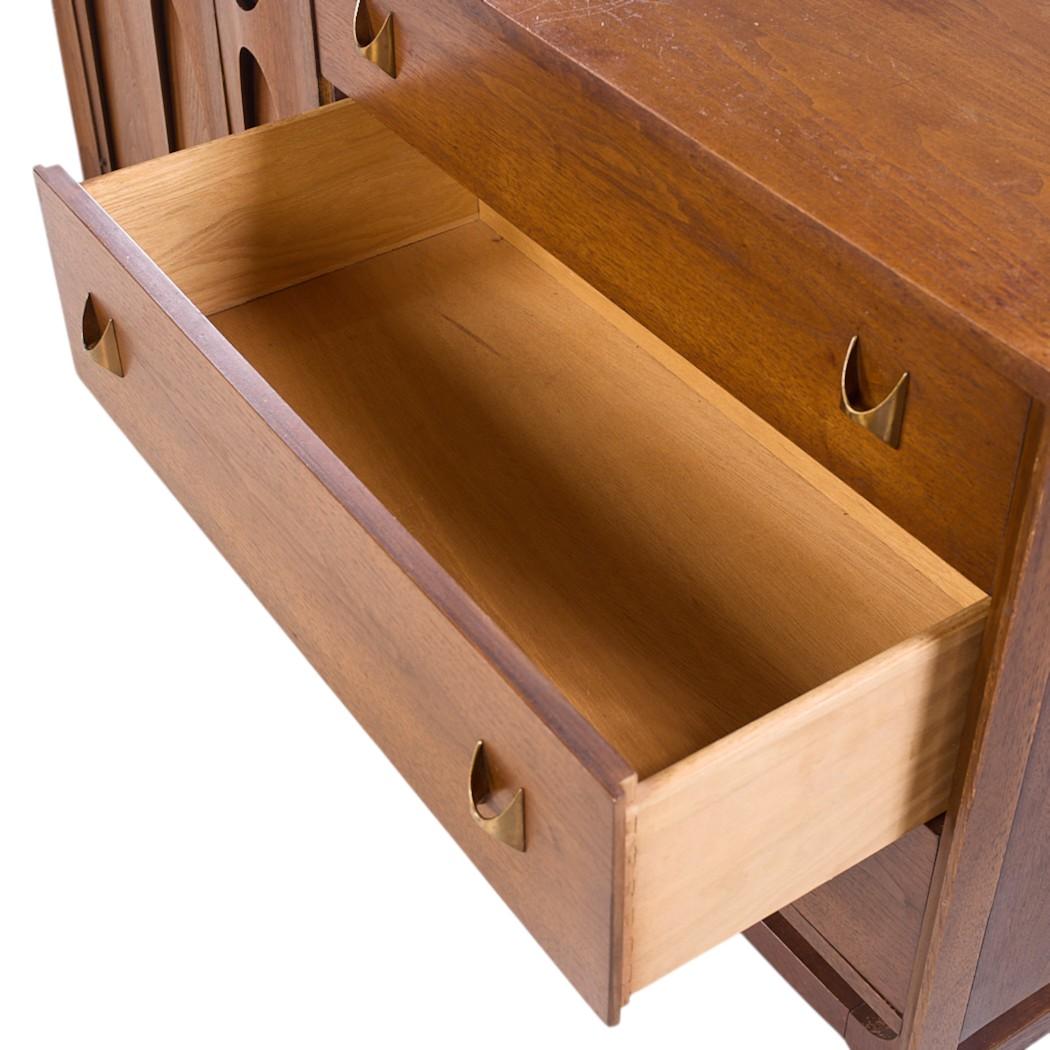 Credenza Broyhill Brasilia Mid Century Nogal y Latón Offset en venta 2