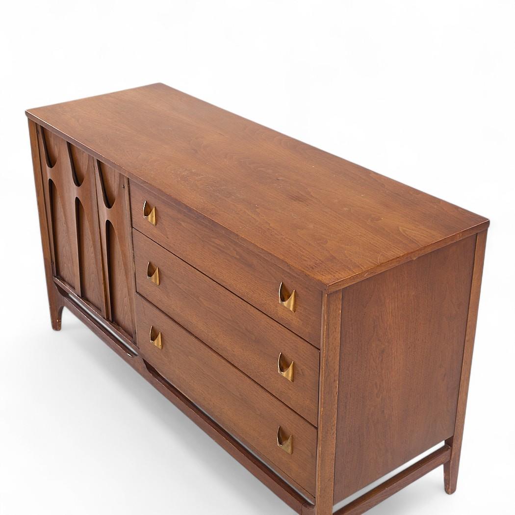 Credenza Broyhill Brasilia Mid Century Nogal y Latón Offset en venta 3