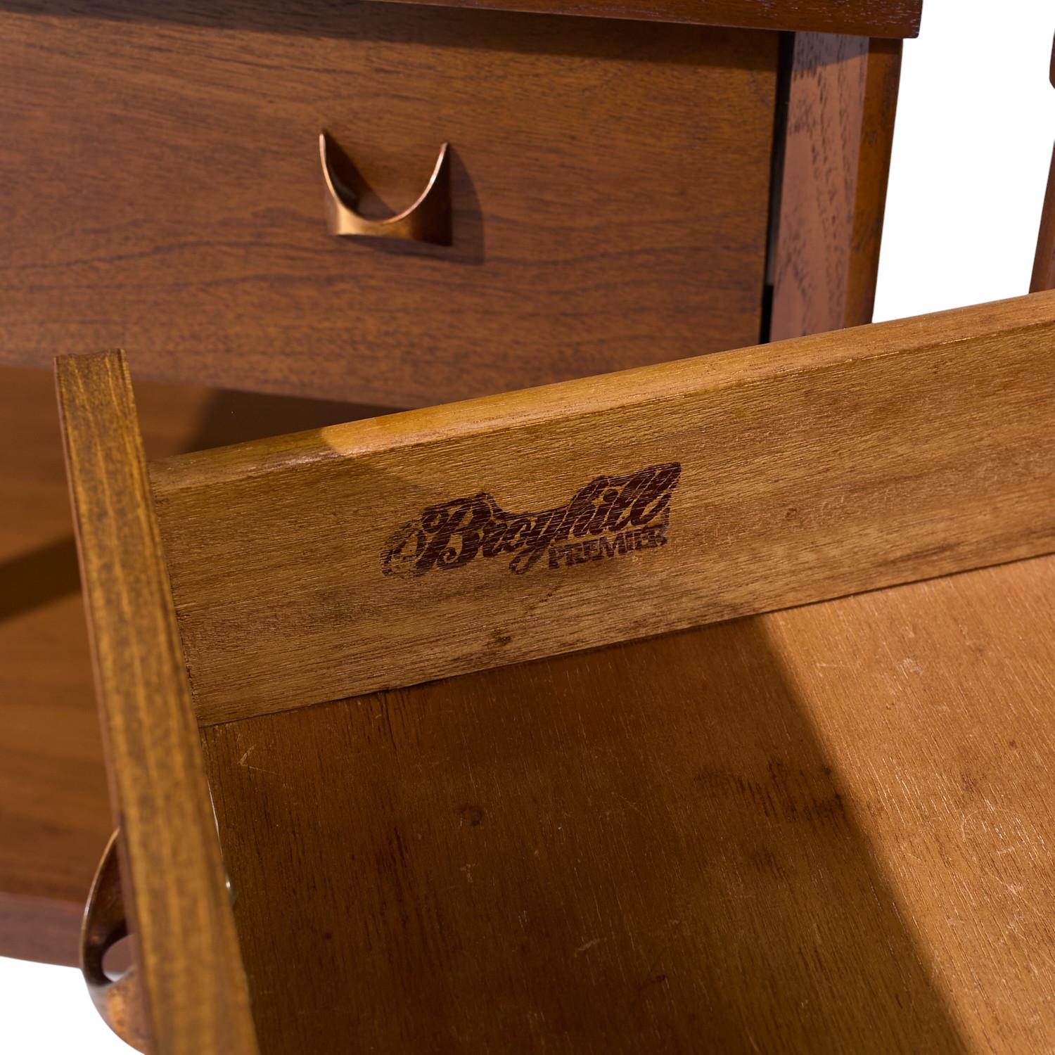 Broyhill Brasilia Mid Century Tables d'appoint en noyer et laiton - Paire en vente 3