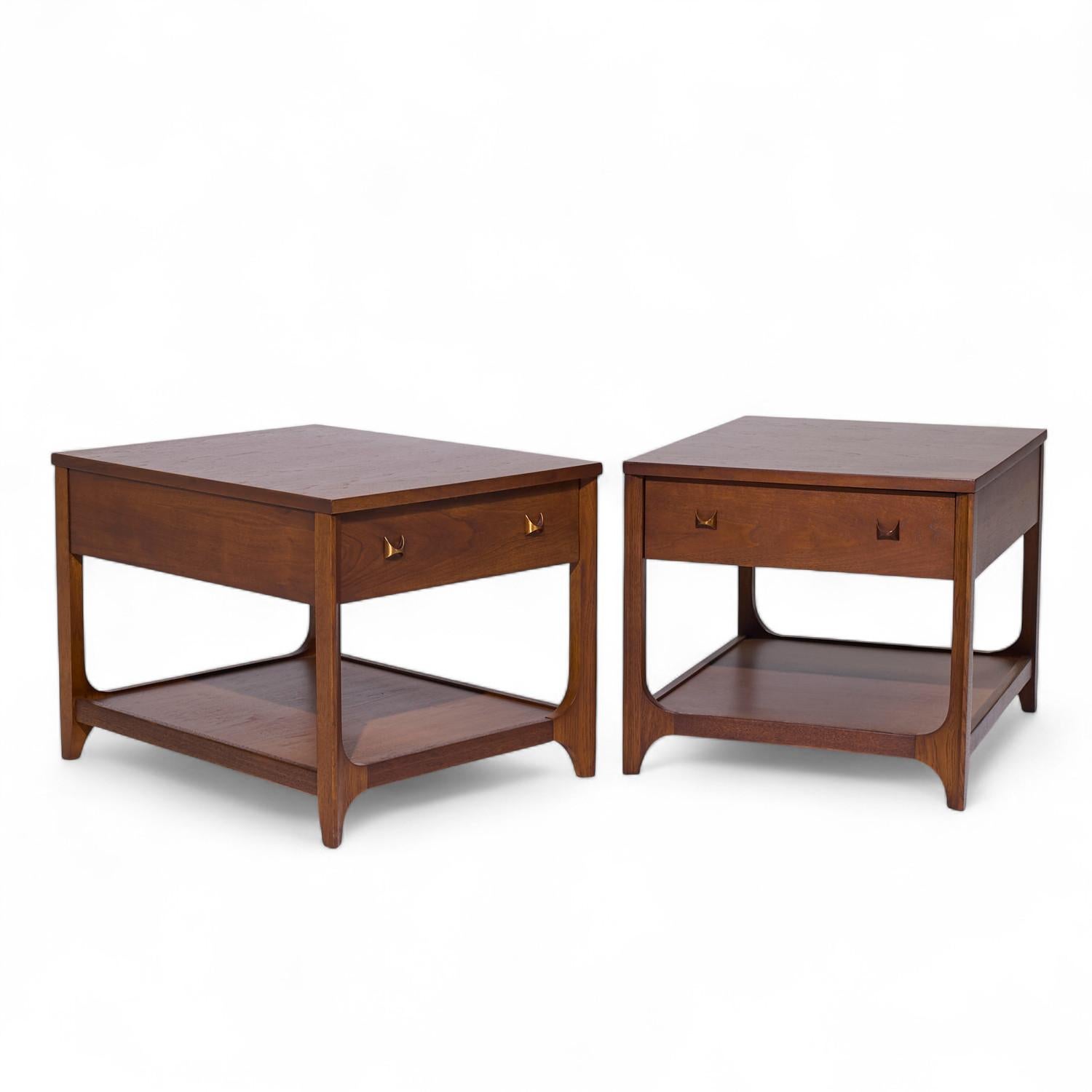 Broyhill Brasilia Mid Century Tables d'appoint en noyer et laiton - Paire

Chaque table d'appoint mesure : 22 de large x 28 de profond x 20.25 de haut

Tous les meubles peuvent être achetés dans ce que nous appelons un état vintage restauré. Cela