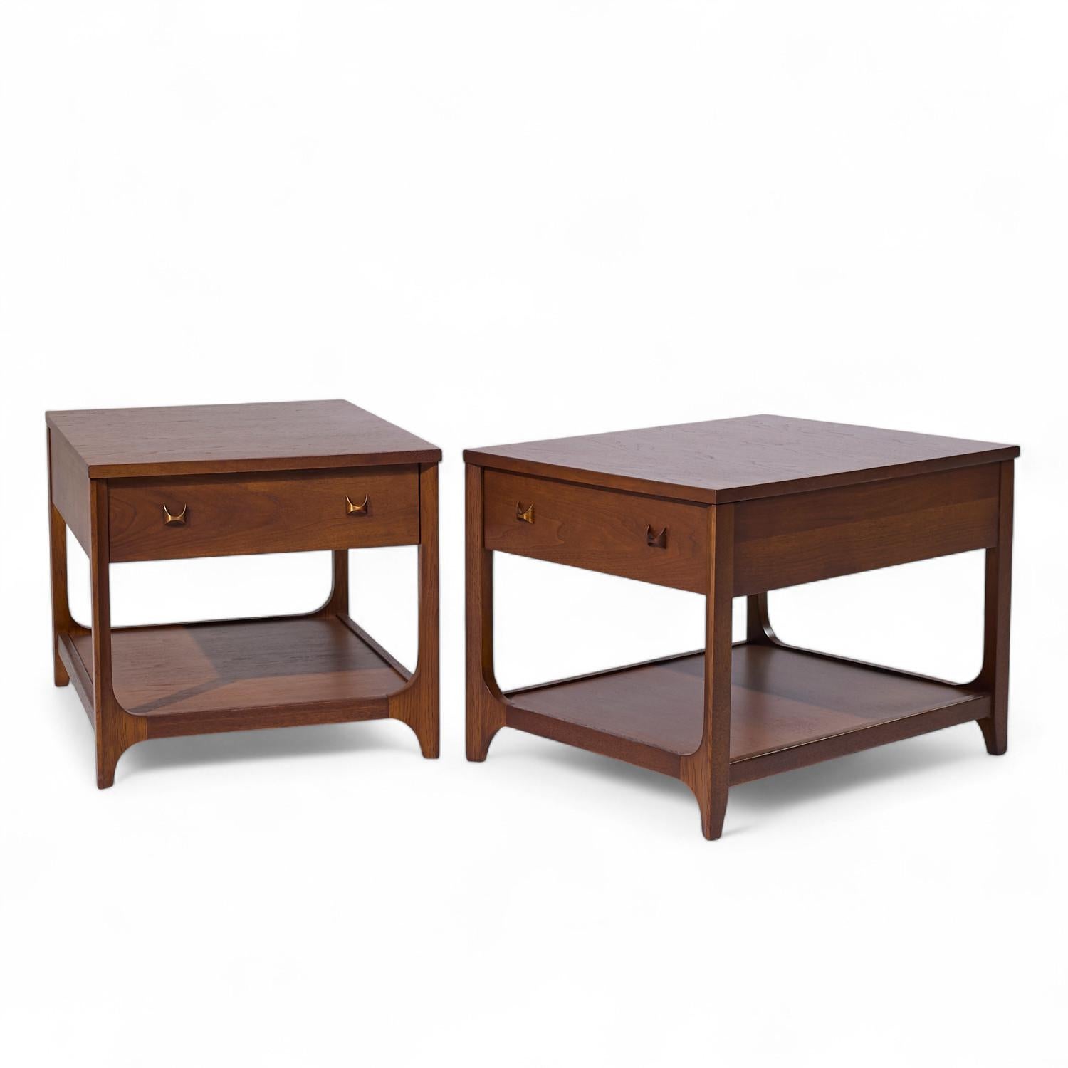 Mid-Century Modern Broyhill Brasilia Mid Century Tables d'appoint en noyer et laiton - Paire en vente