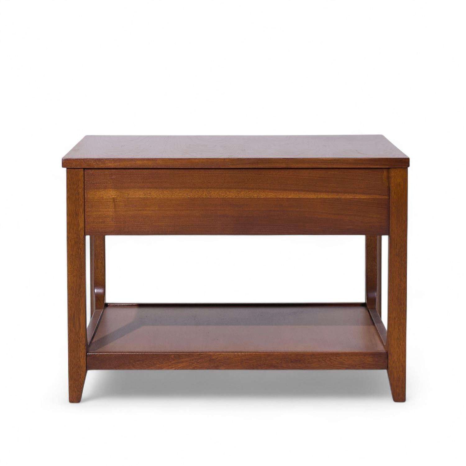 Américain Broyhill Brasilia Mid Century Tables d'appoint en noyer et laiton - Paire en vente