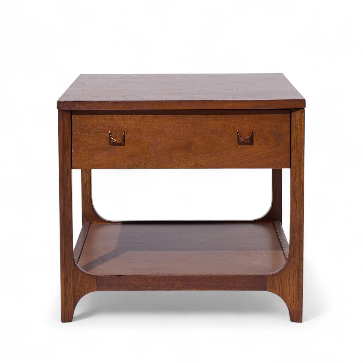 Fin du 20e siècle Broyhill Brasilia Mid Century Tables d'appoint en noyer et laiton - Paire en vente