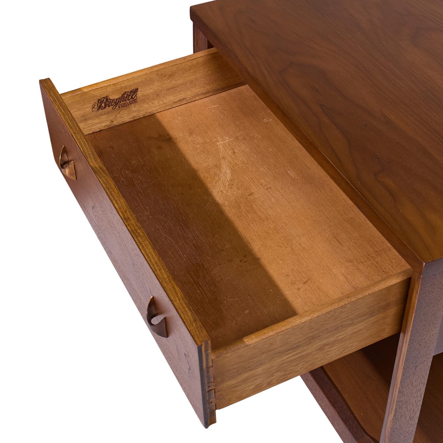 Laiton Broyhill Brasilia Mid Century Tables d'appoint en noyer et laiton - Paire en vente