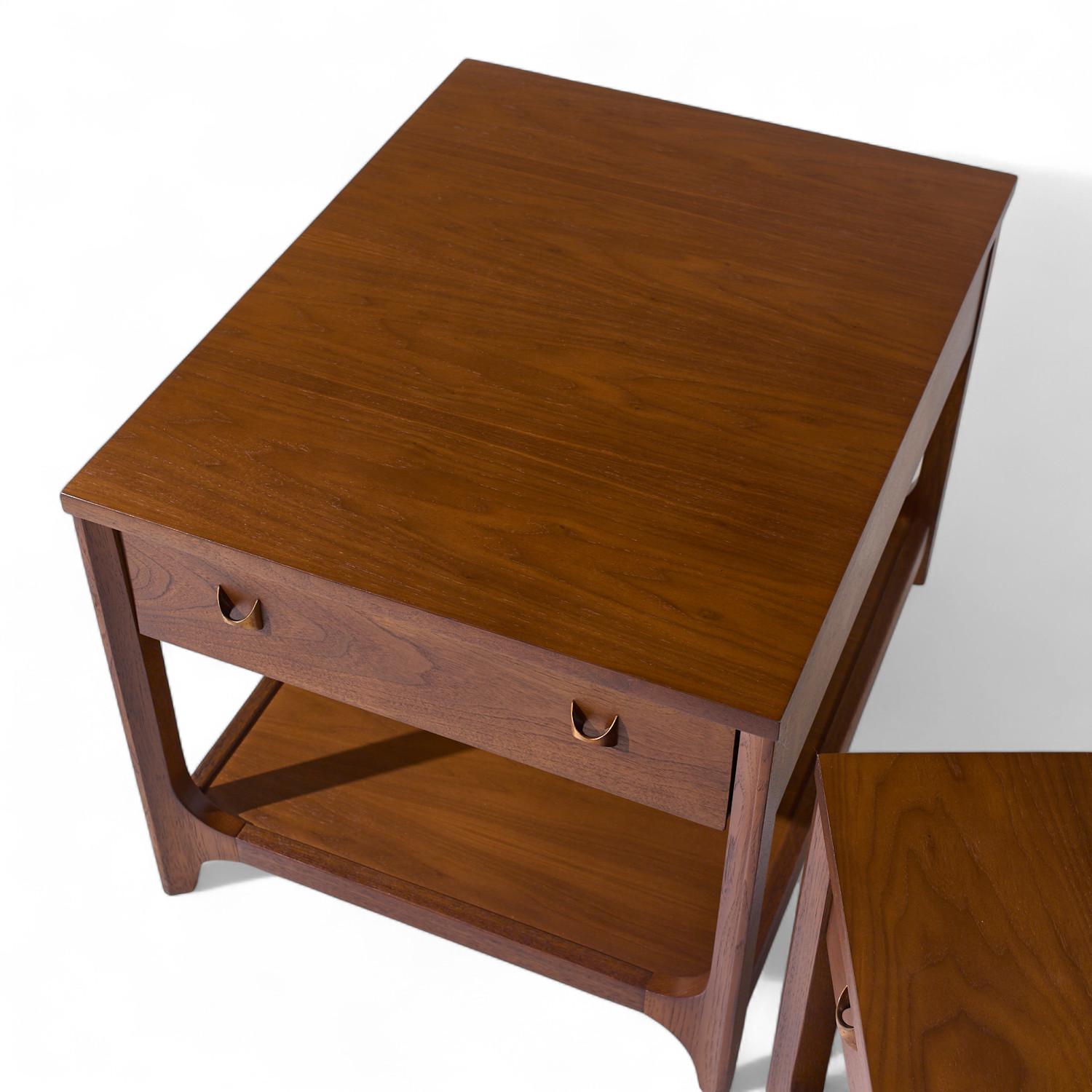 Broyhill Brasilia Mid Century Tables d'appoint en noyer et laiton - Paire en vente 1
