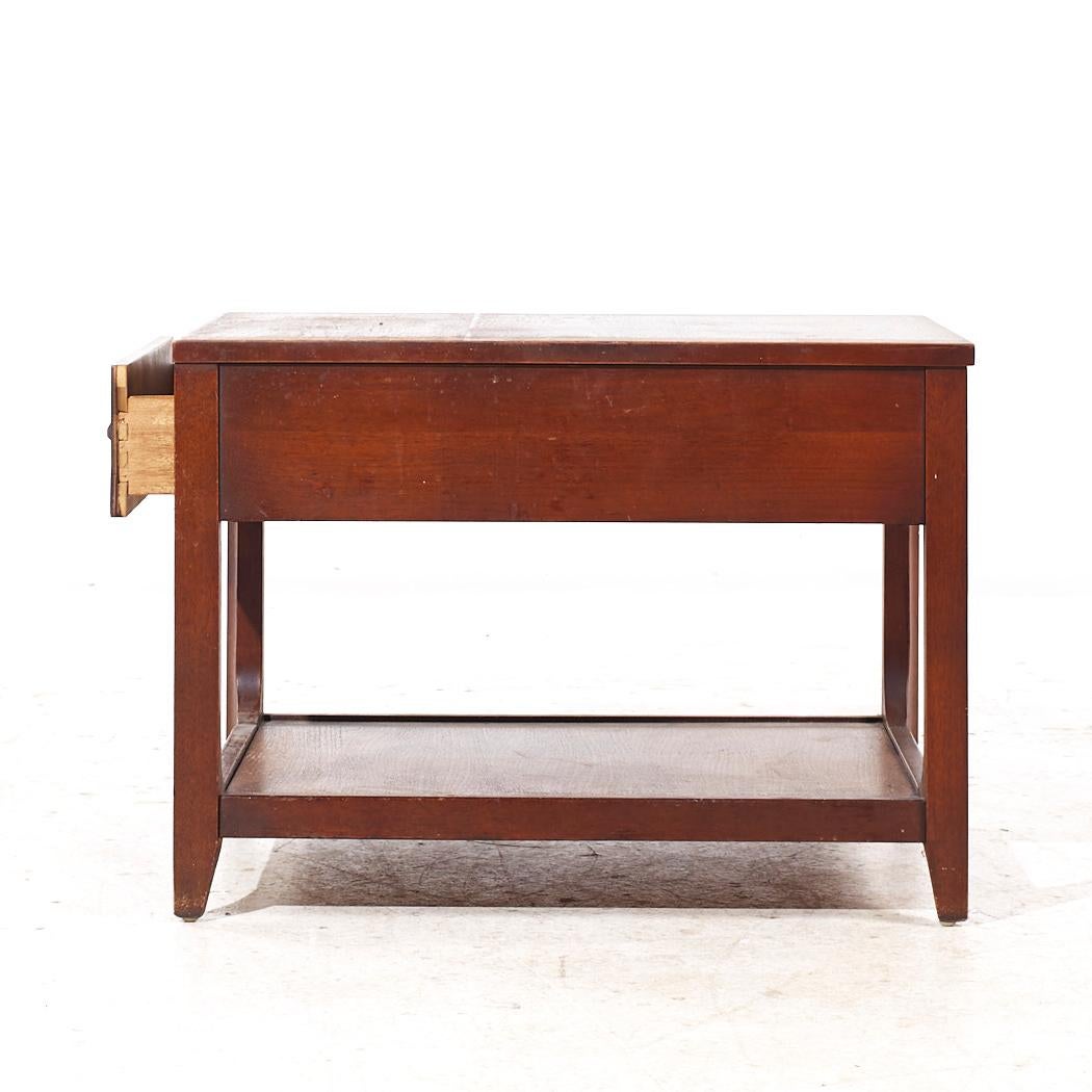 Broyhill Brasilia Mid Century Tables d'appoint en noyer et laiton - Paire Bon état - En vente à Countryside, IL