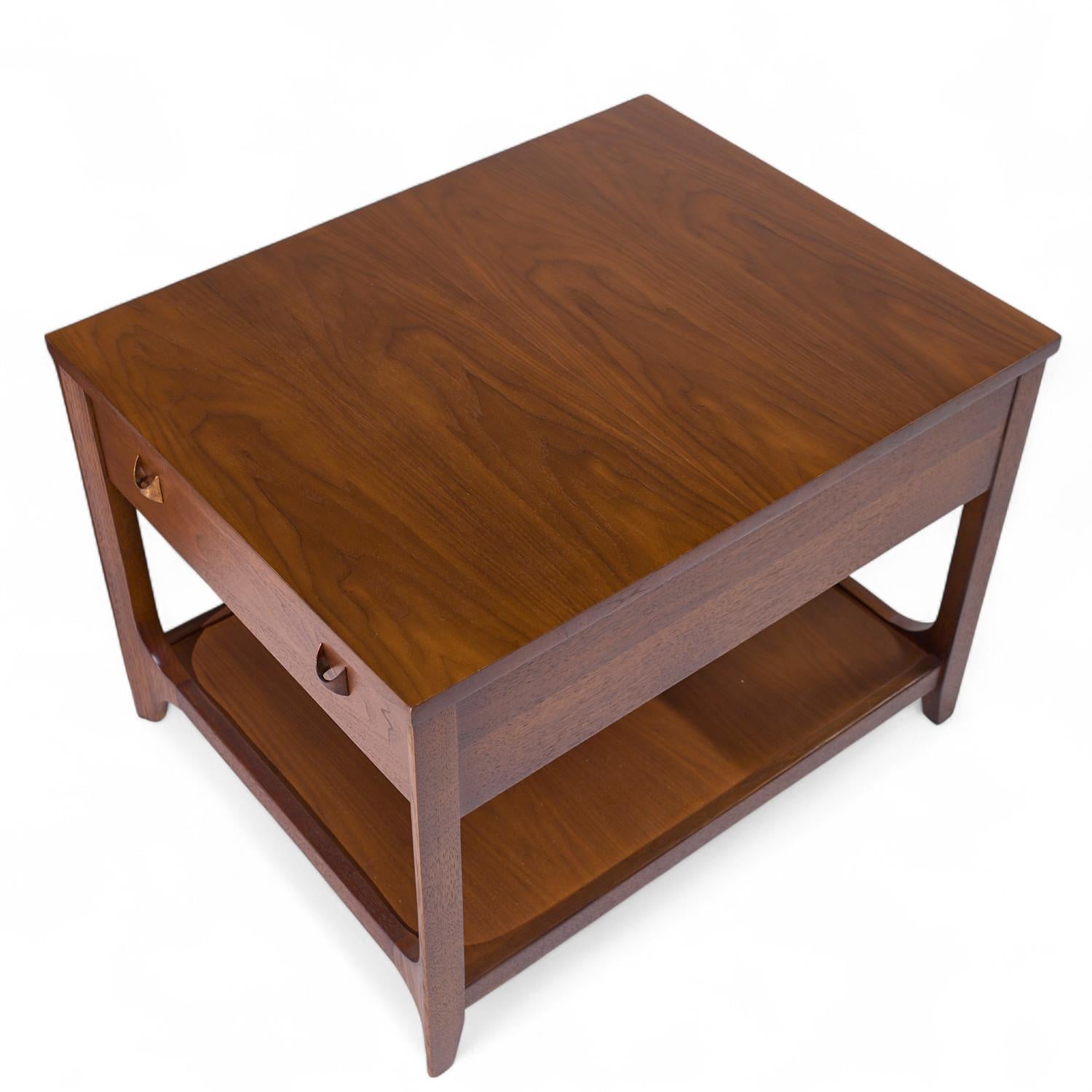 Broyhill Brasilia Mid Century Tables d'appoint en noyer et laiton - Paire en vente 2