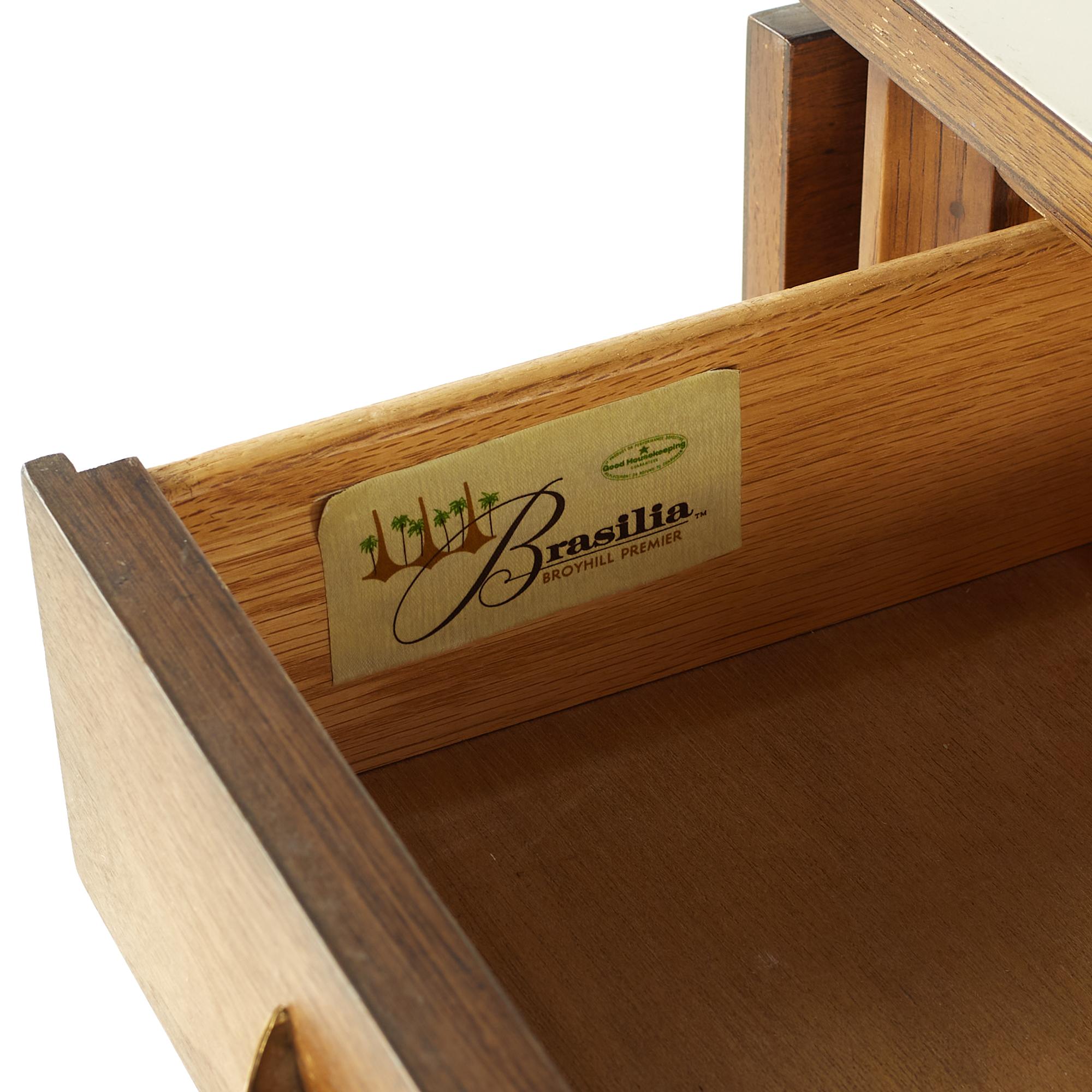 Broyhill Brasilia Carrello da bar in noce e laminato del Medioevo in vendita 6