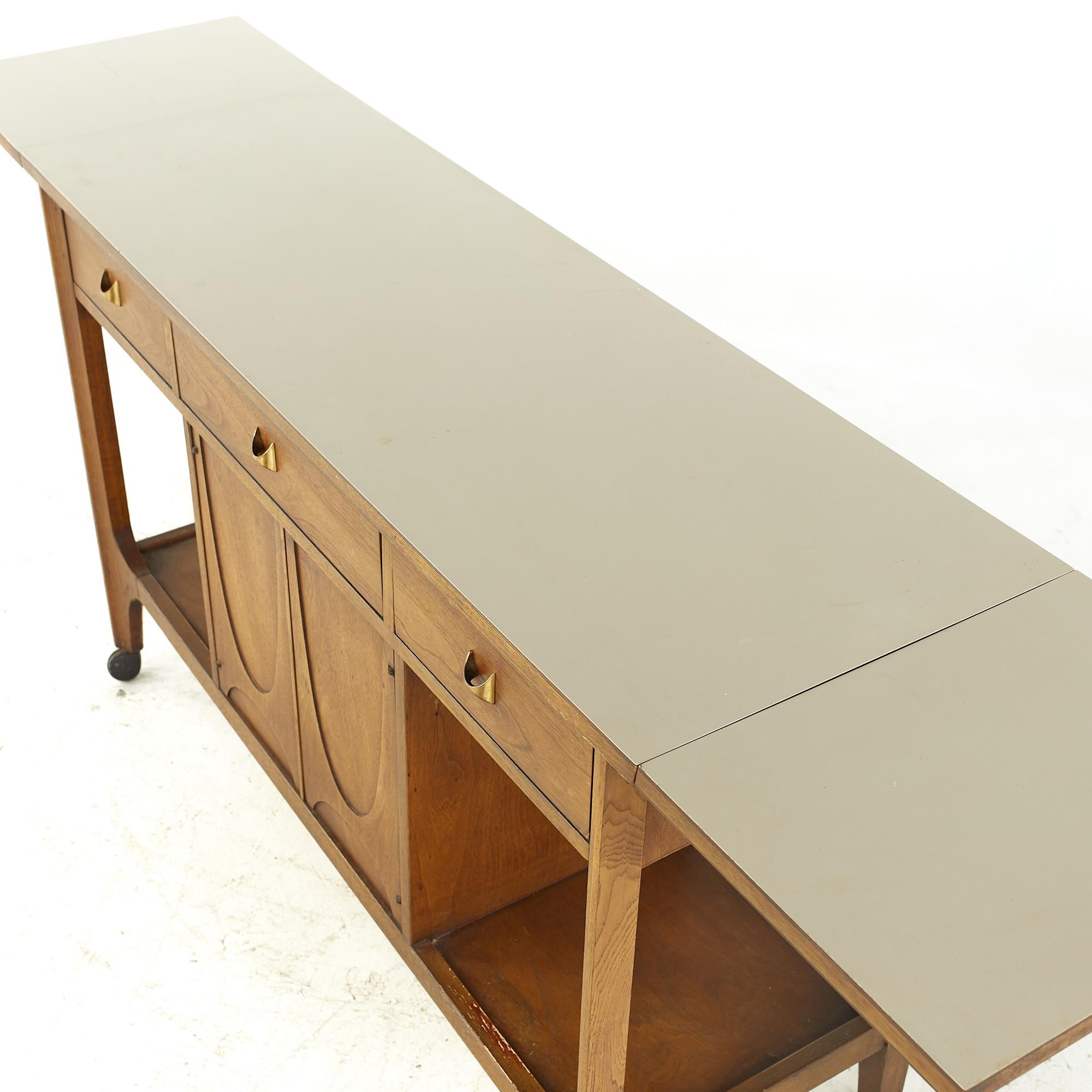 Broyhill Brasilia Carrello da bar in noce e laminato del Medioevo in vendita 2